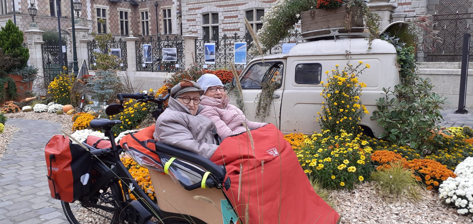 Personnes âgées dans un triporteurs éléctriques
