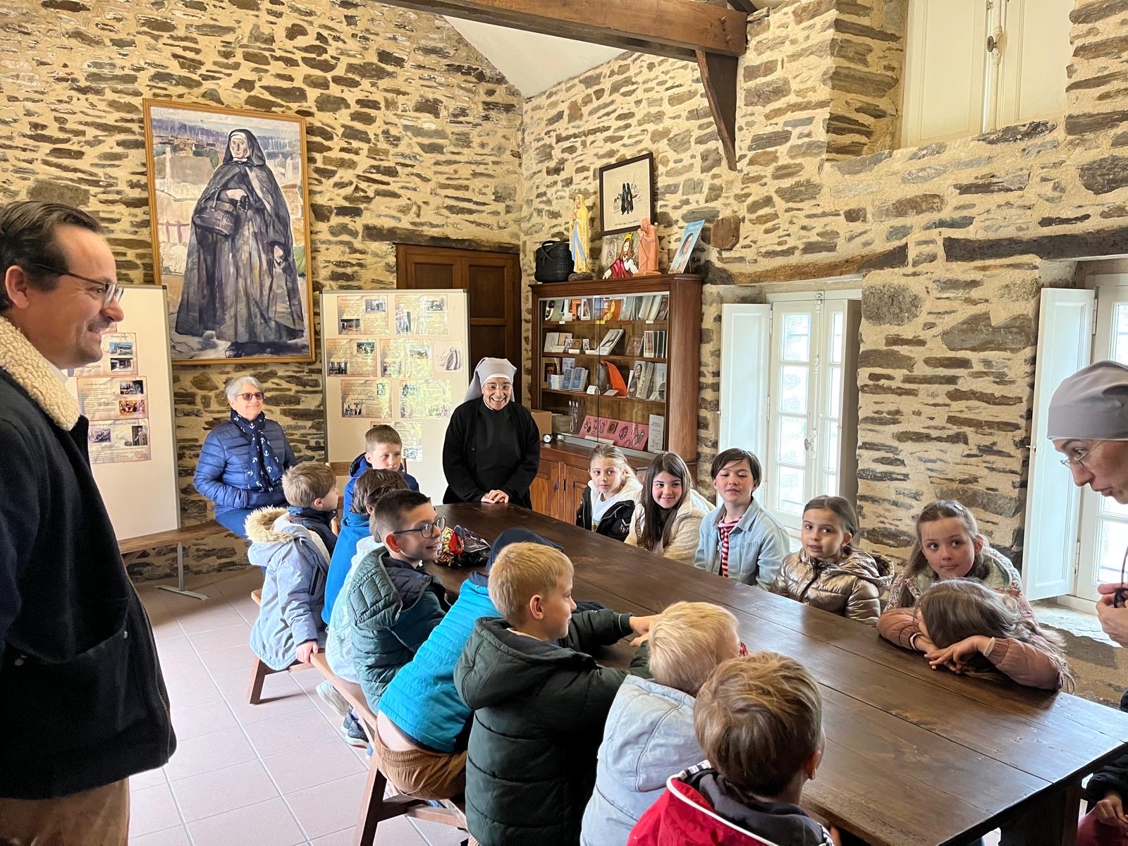 Enfants dans la Maison natale de Jeanne Jugan avec 2 petites sœurs
