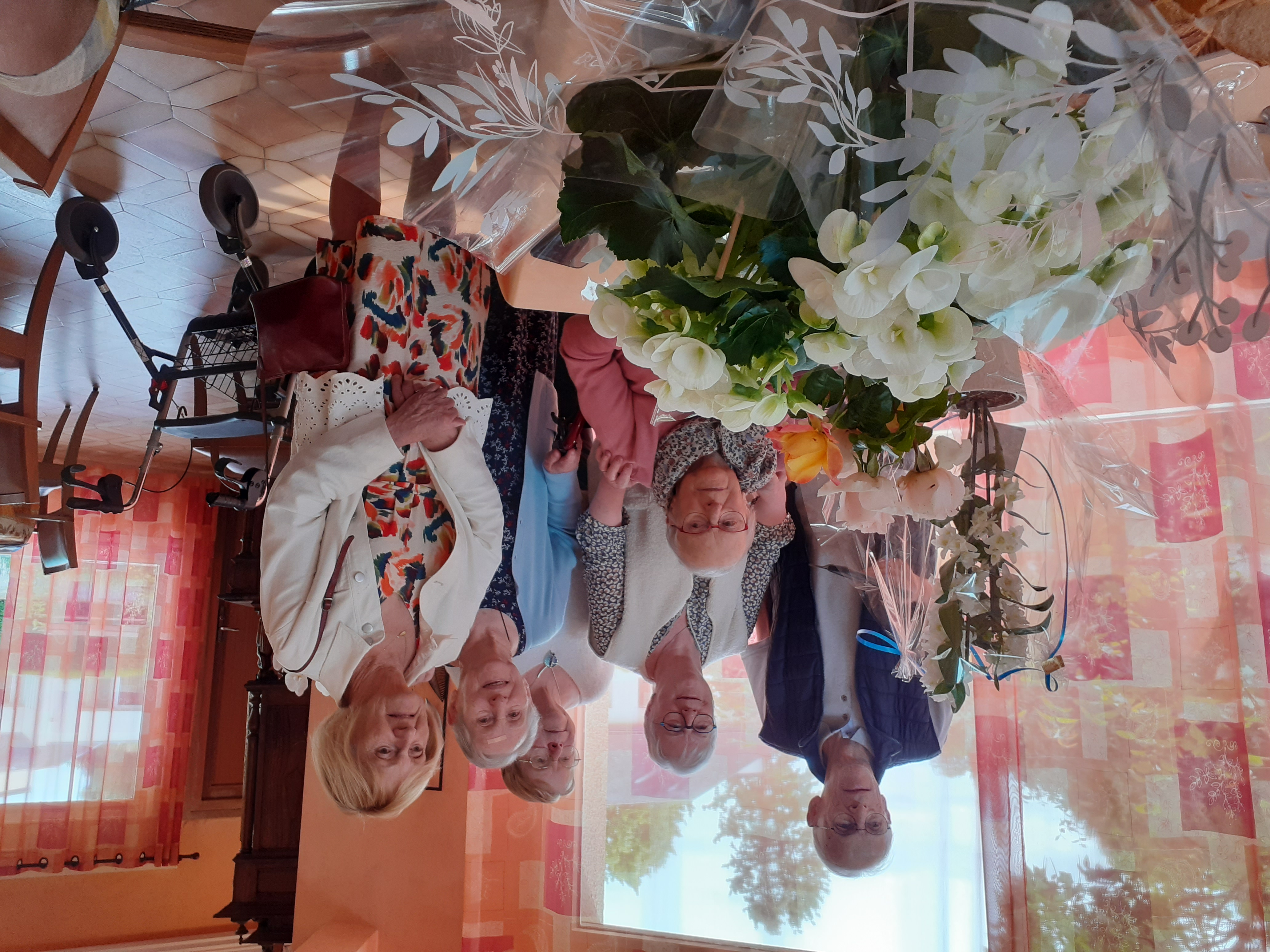 Personne âgée autour d'une table qui fête son anniversaire avec sa famille