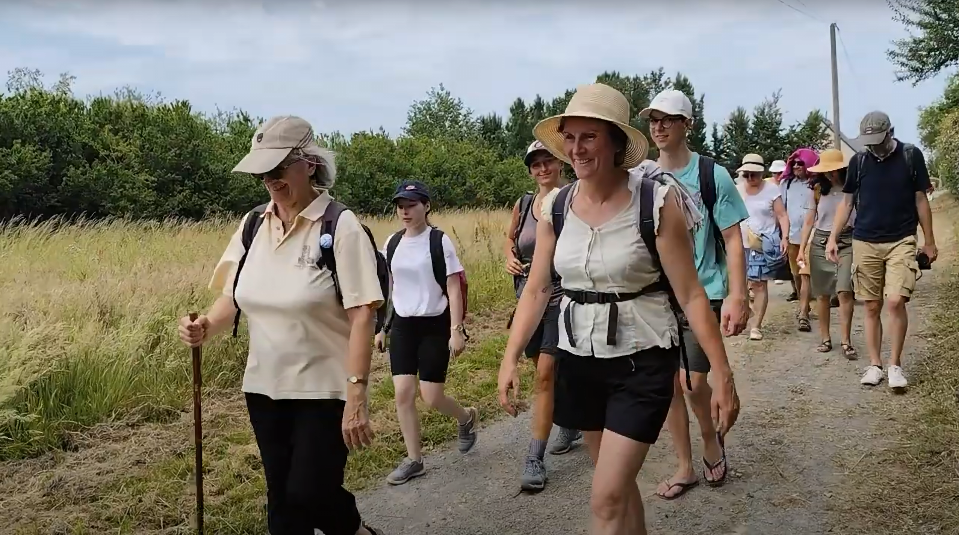 Pèlerins marchants dans la nature avec le sourire aux lèvres