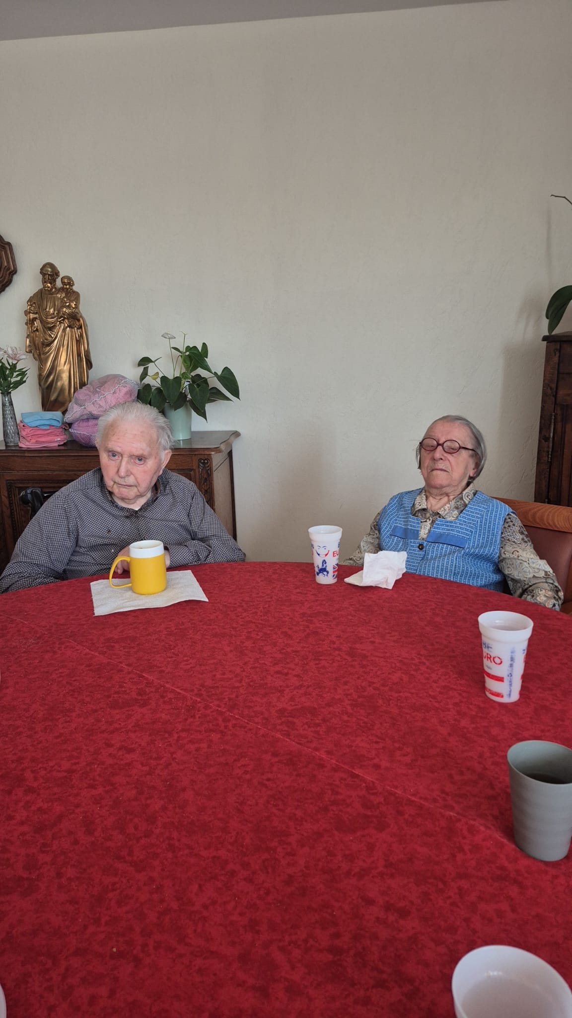 Personnes âgées assises à une table