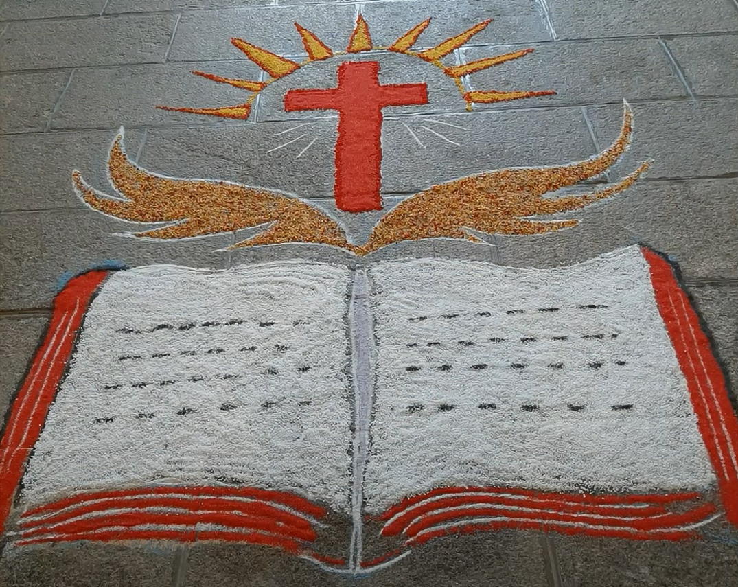 Livre de Bible dessinée au sol avec du sable et du sel