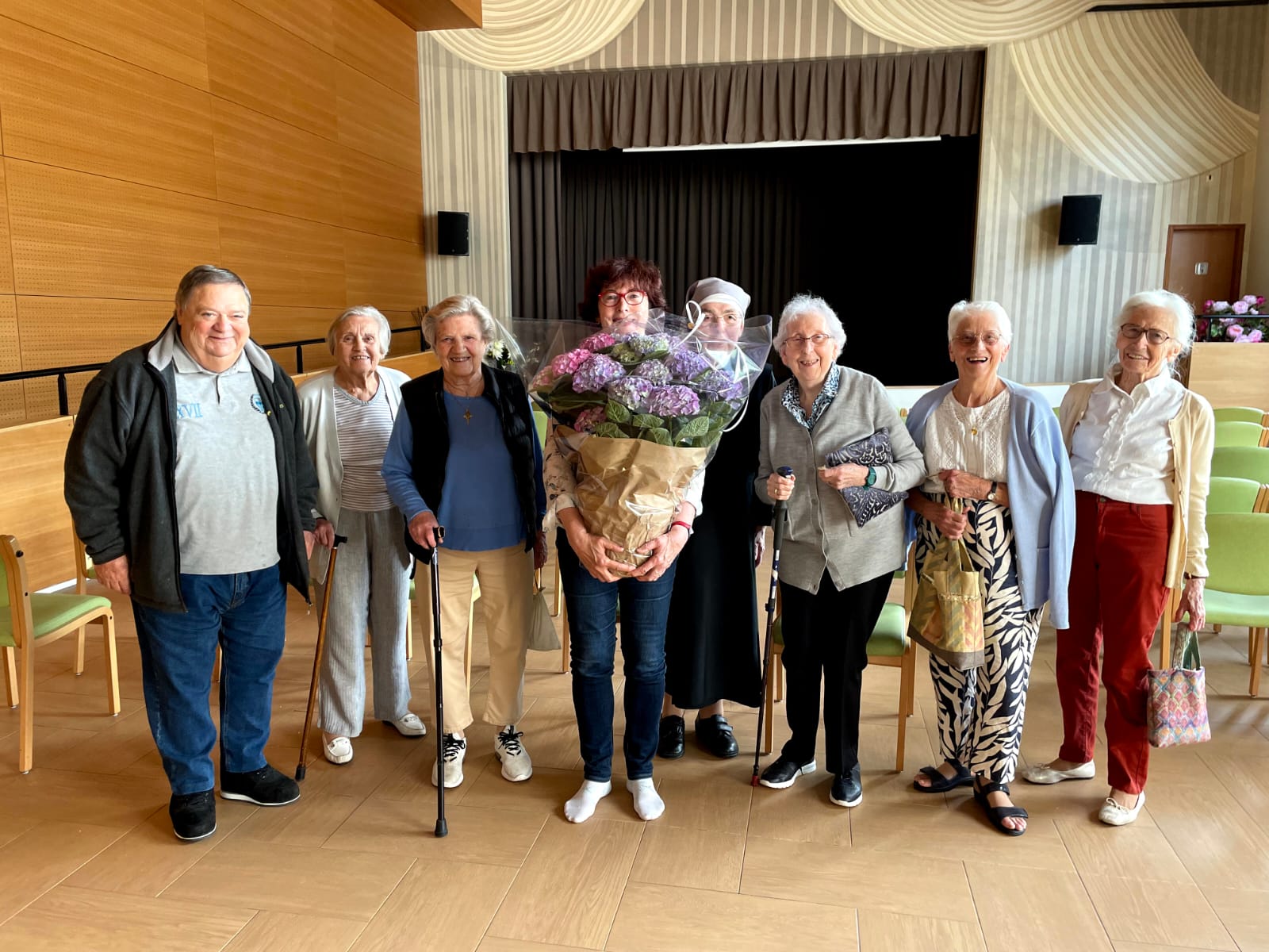 Personnes âgées avec un grand bouquet de fleurs