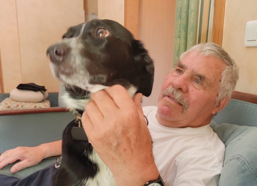 Personne âgée qui caresse un chien