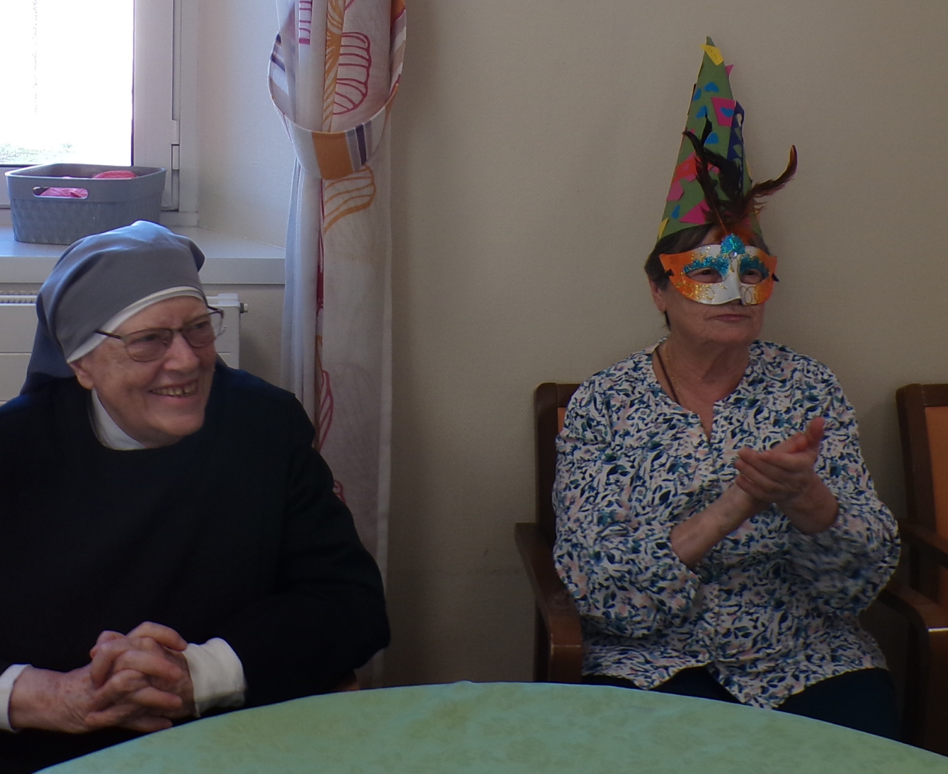 Personne âgée et petite soeur qui fêtent le carnaval