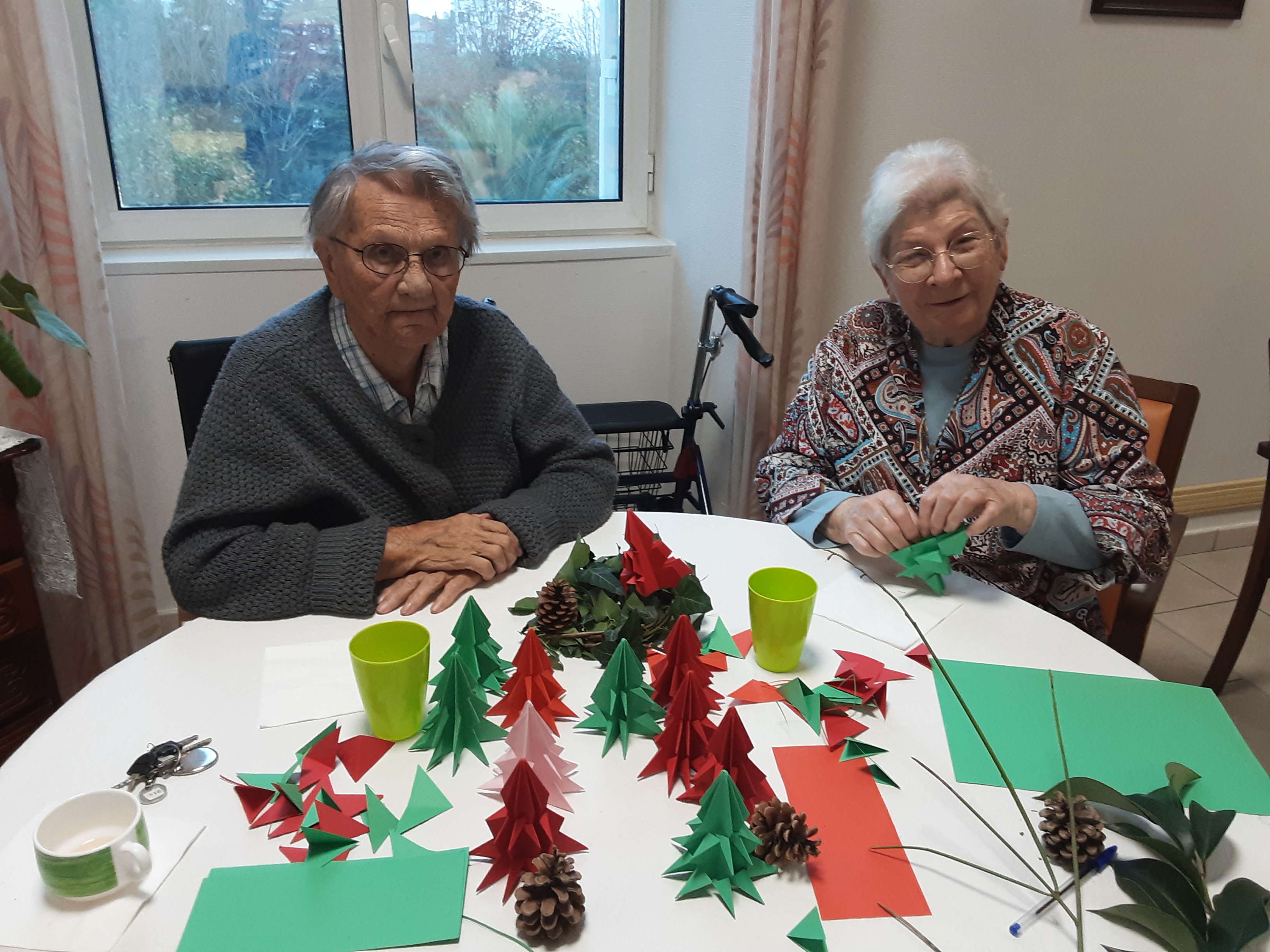 Personnes âgées qui font des origamis