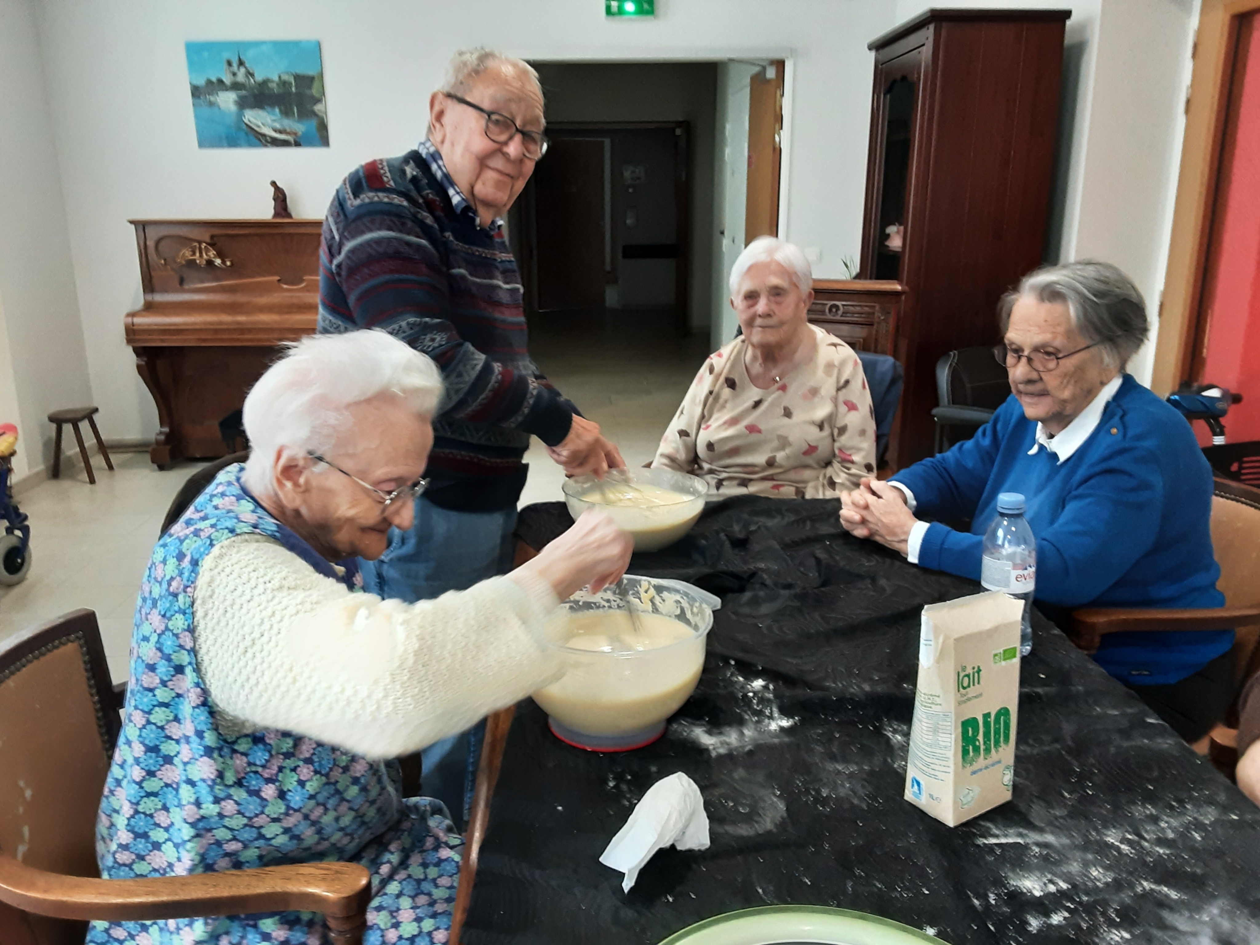 Personnes âgées qui font des crêpes