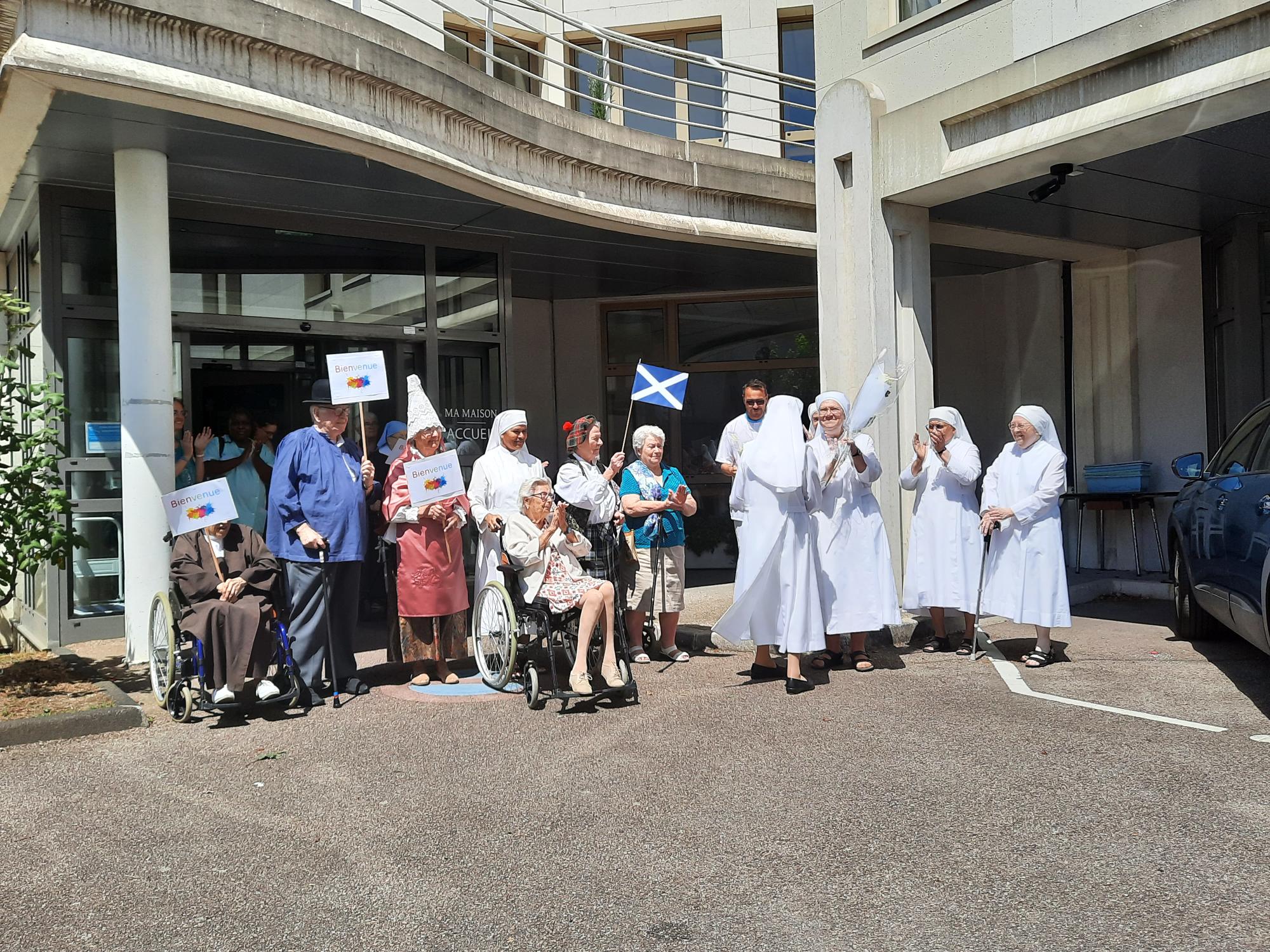 Petites Sœurs et personnes âgées qui attendent l'arrivée des Mères