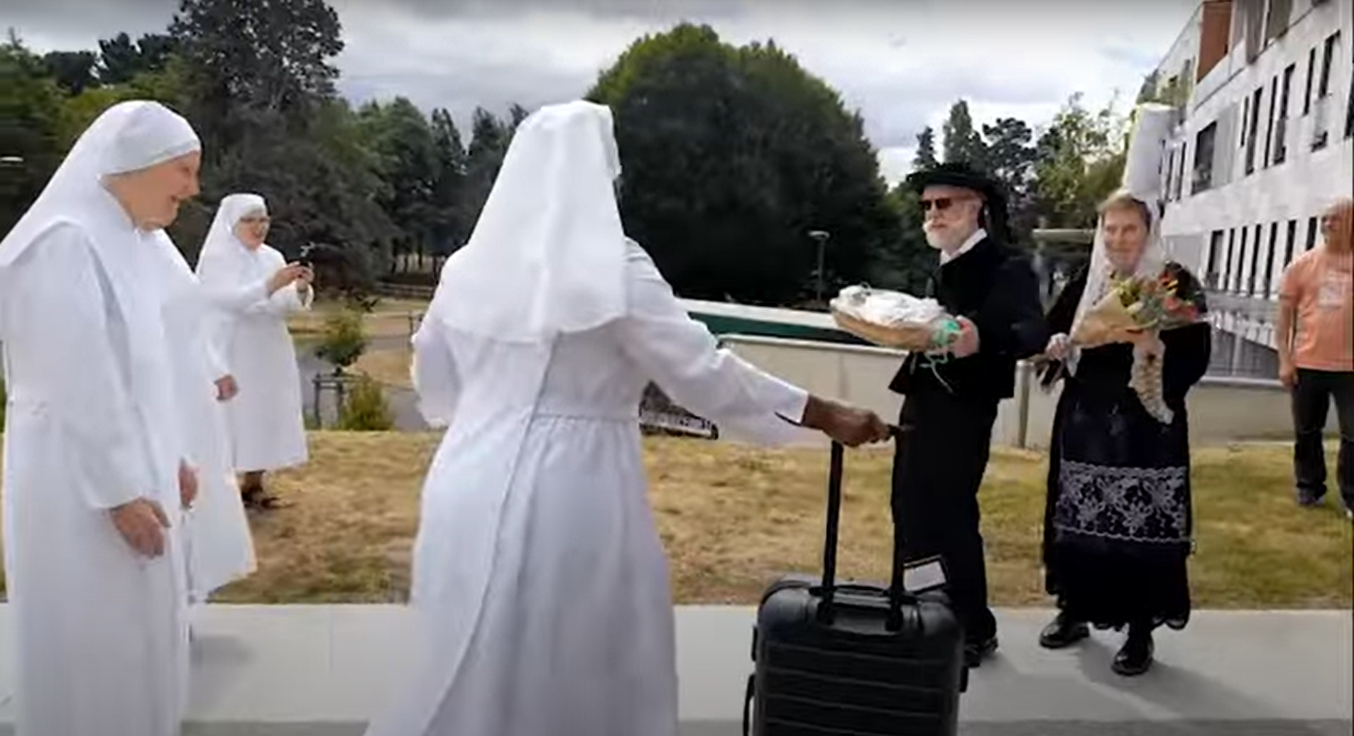 Petites soeurs et personnes âgées déguisées en bretons