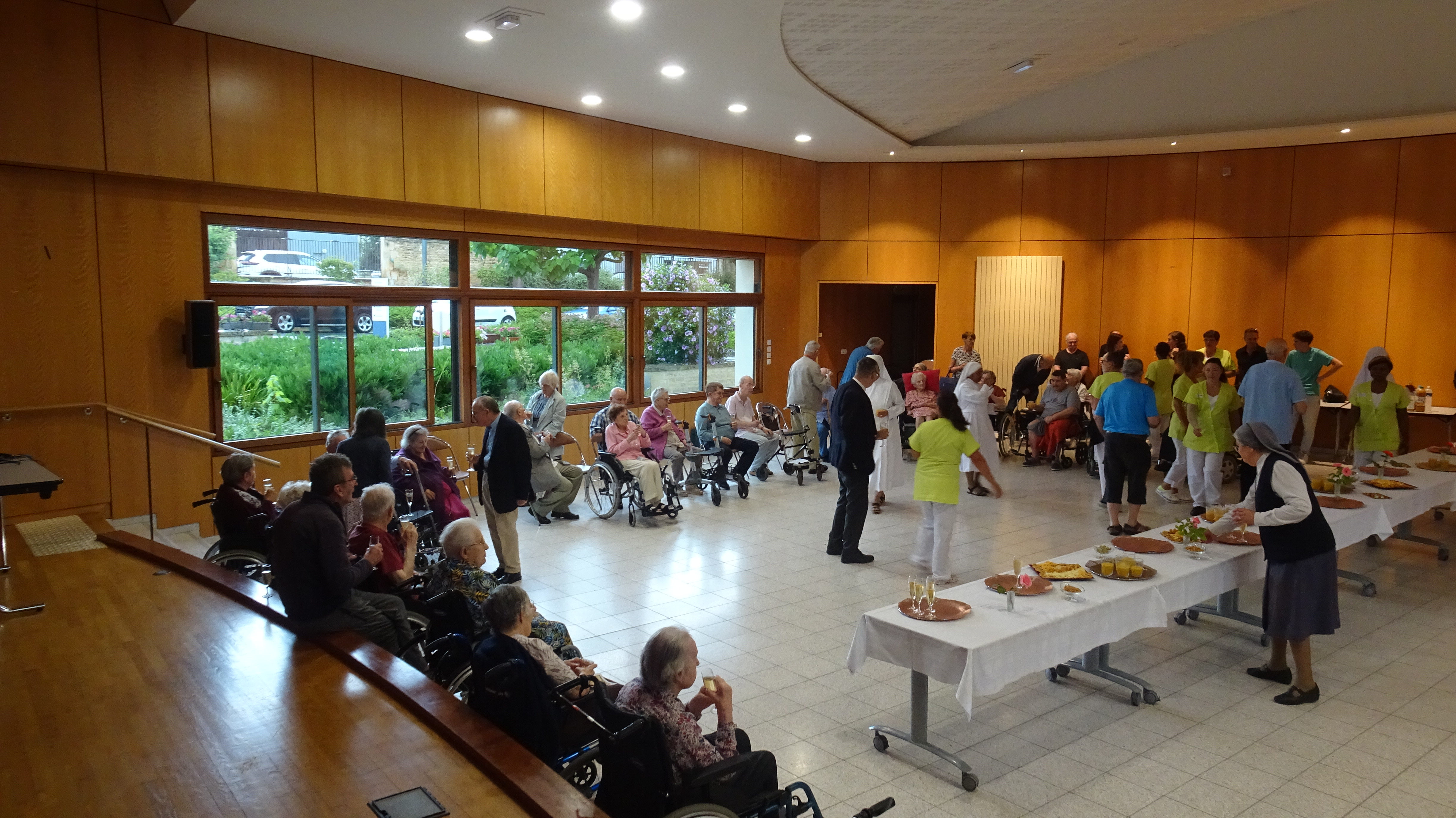 Personnes âgées dans une salle qui font le fête