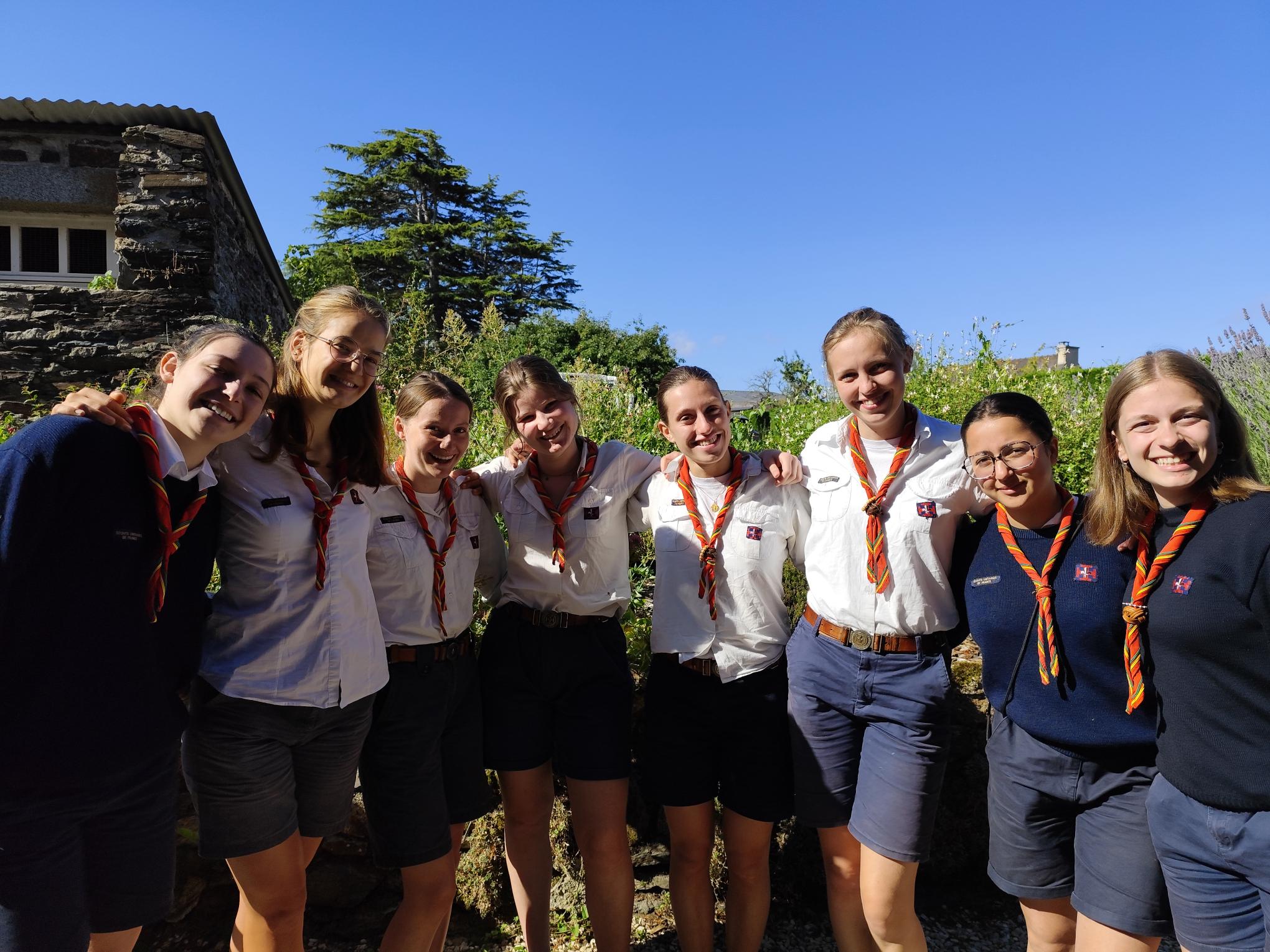 Guides aînées devant Maison natale de Sainte Jeanne Jugan