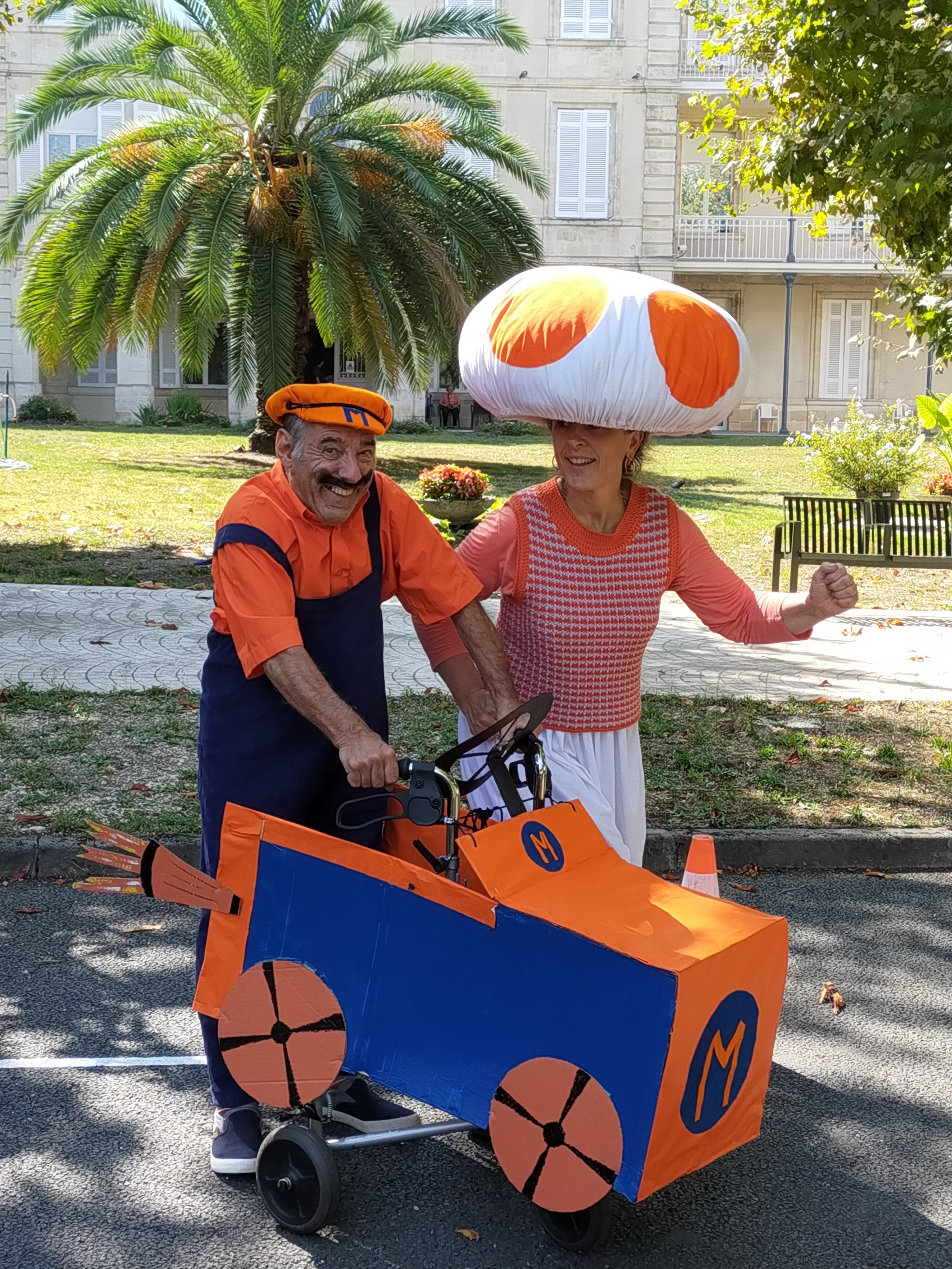 Personnes âgées déguisées en Mario et toad