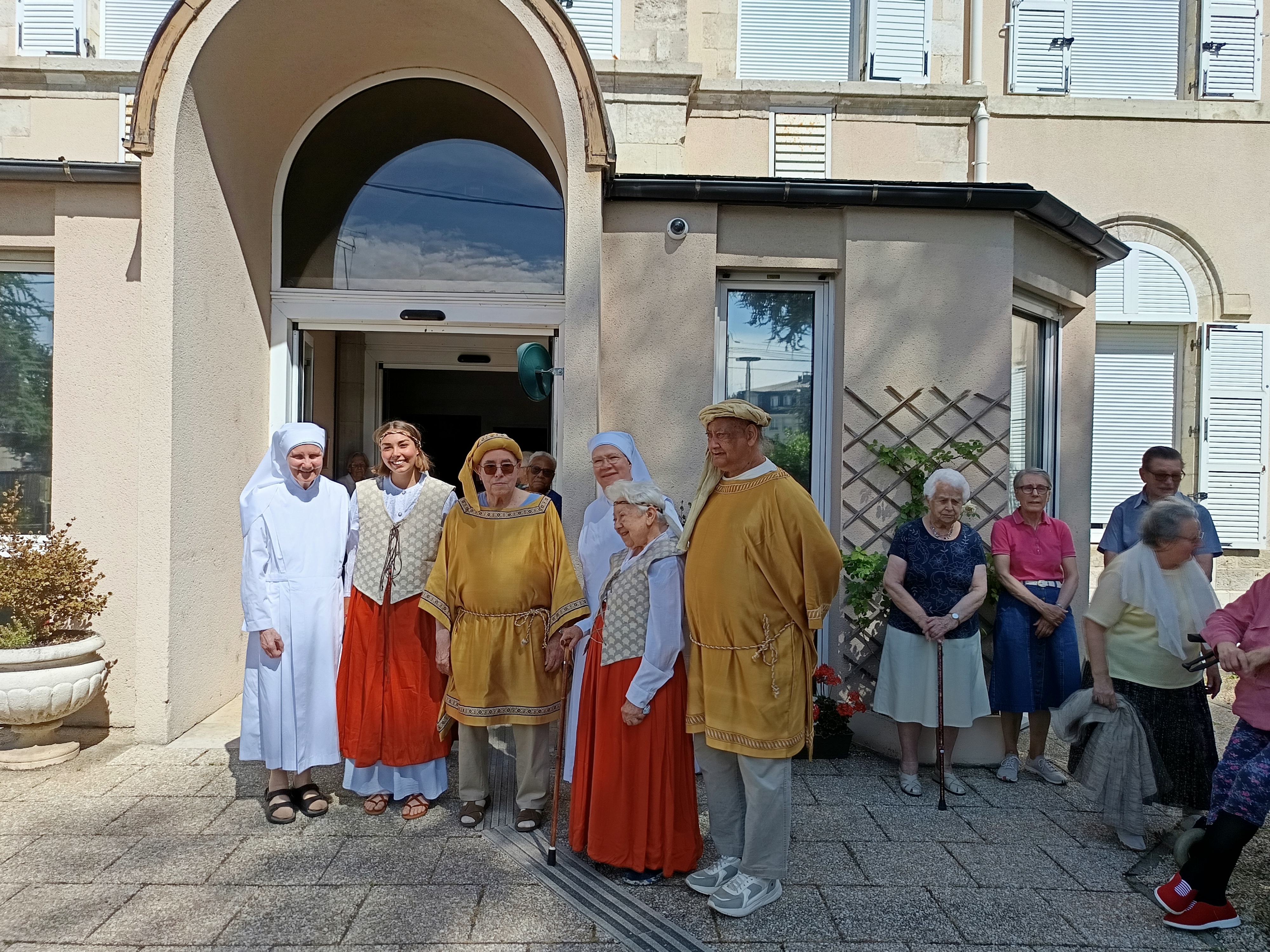 acceuil des Mères assistantes par les résidents habillés en costume local