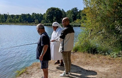 Personnes âgées et petite soeurs des pauvres qui font de la pêche