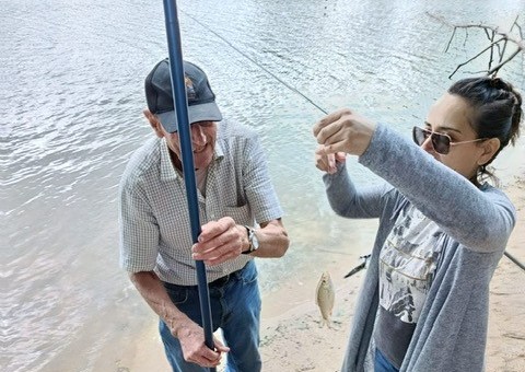 Personnes âgées qui font de la pêche