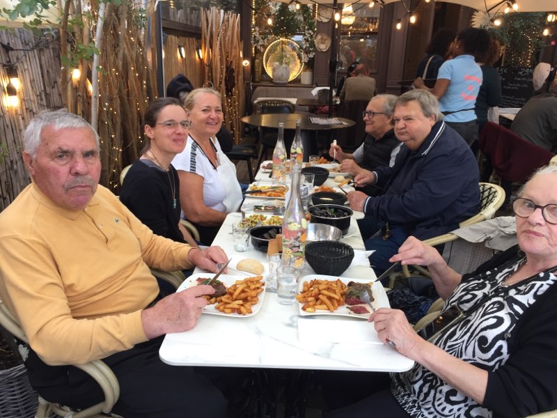 Personnes âgées au restaurant