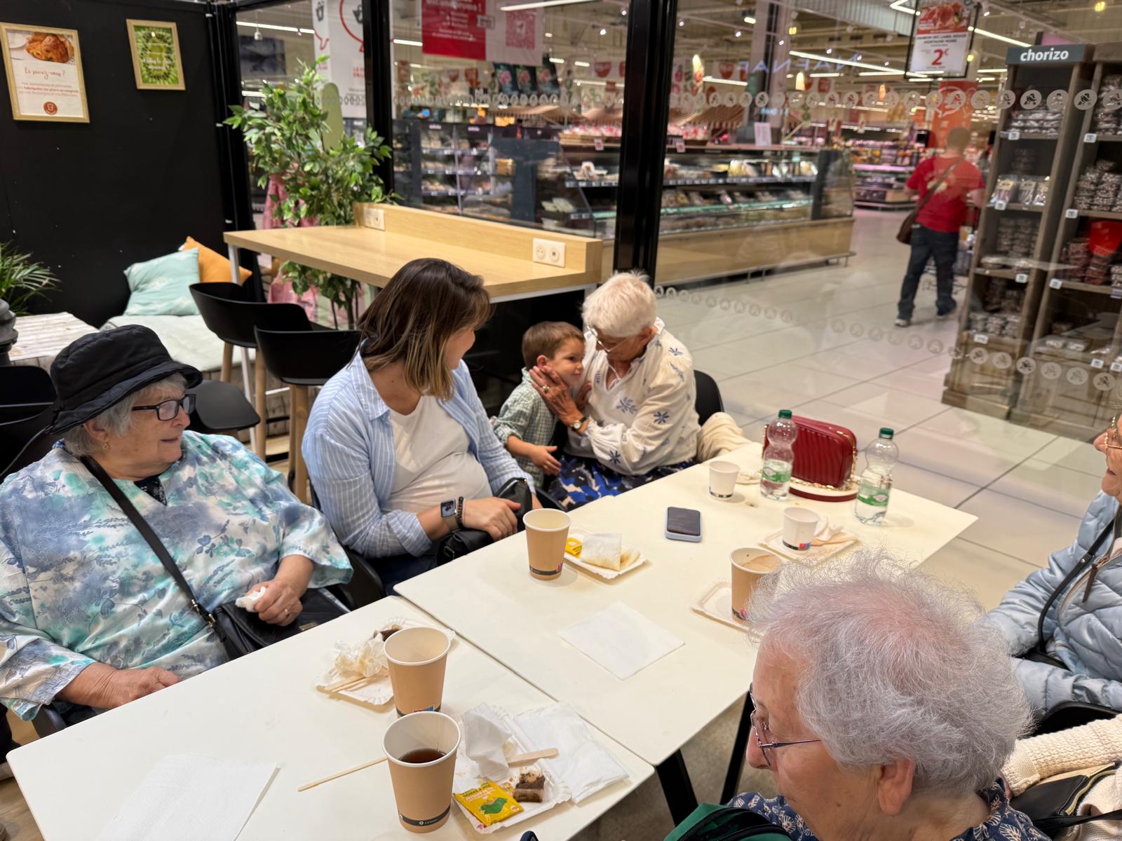 Personnes âgées qui prennent un café