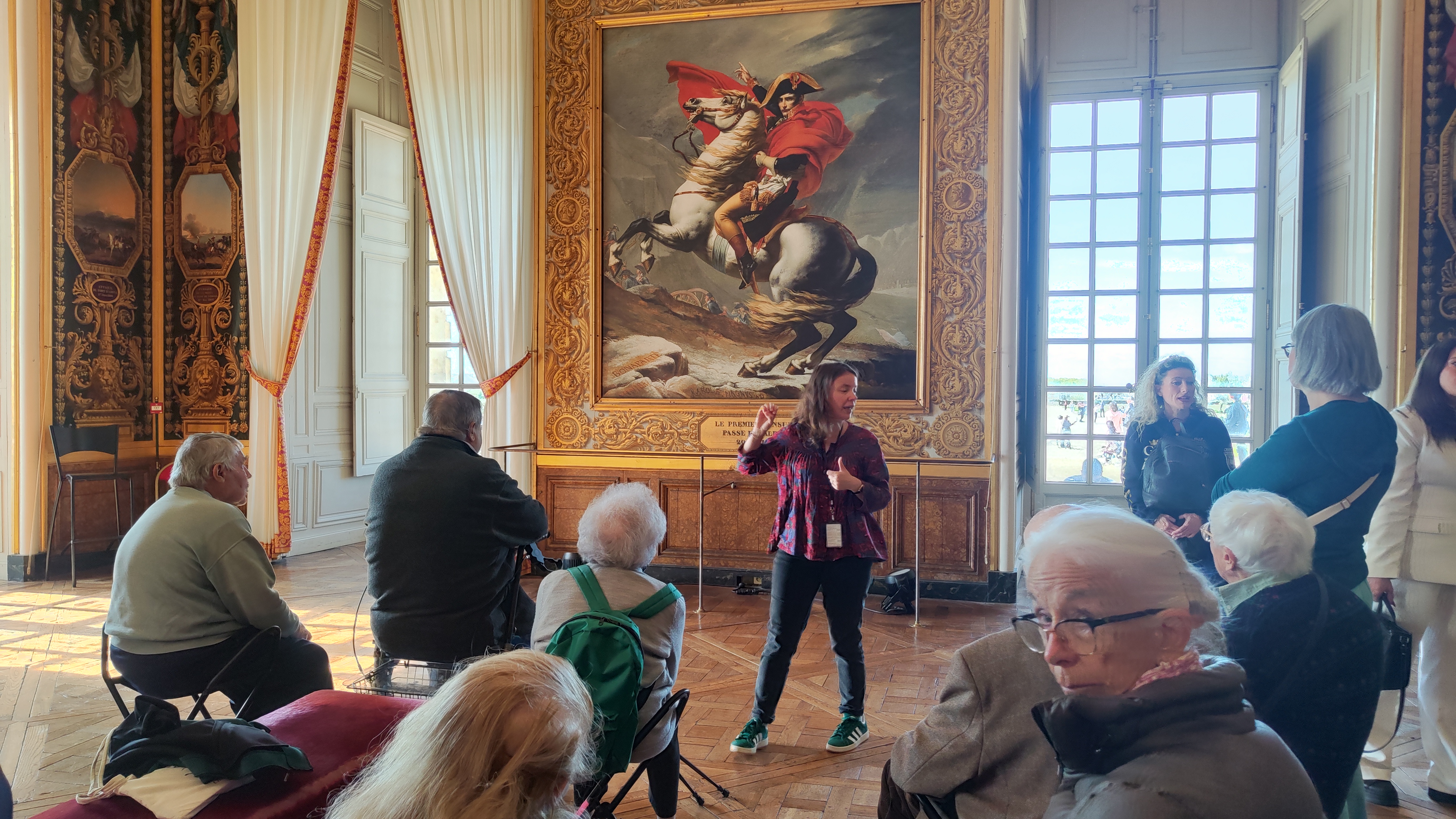 Personnes âgées qui visitent le Château de Versailles