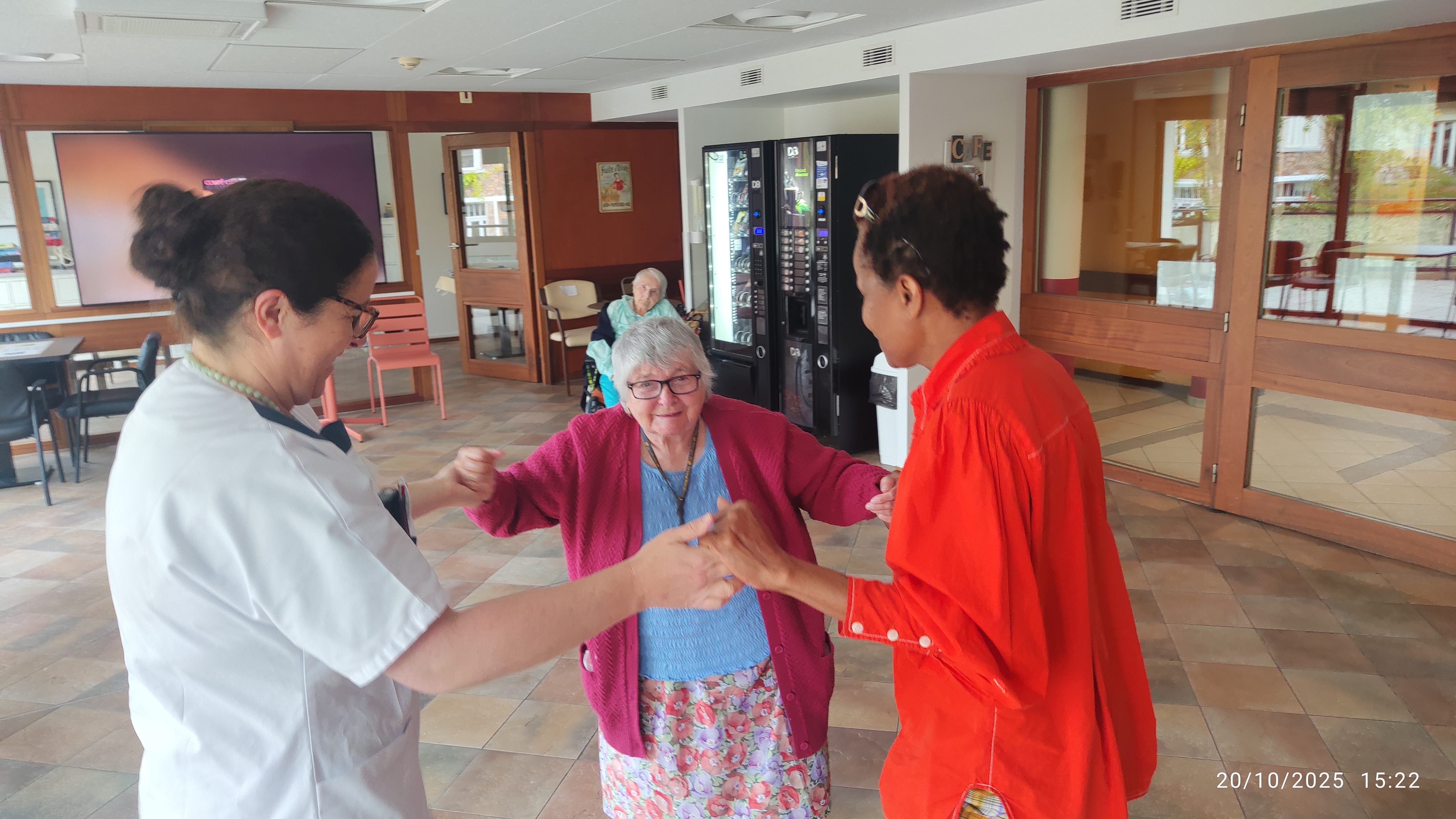 Personne âgée qui danse avec une aide soignante