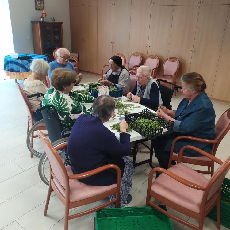 Personnes âgées qui épluchent des légumes