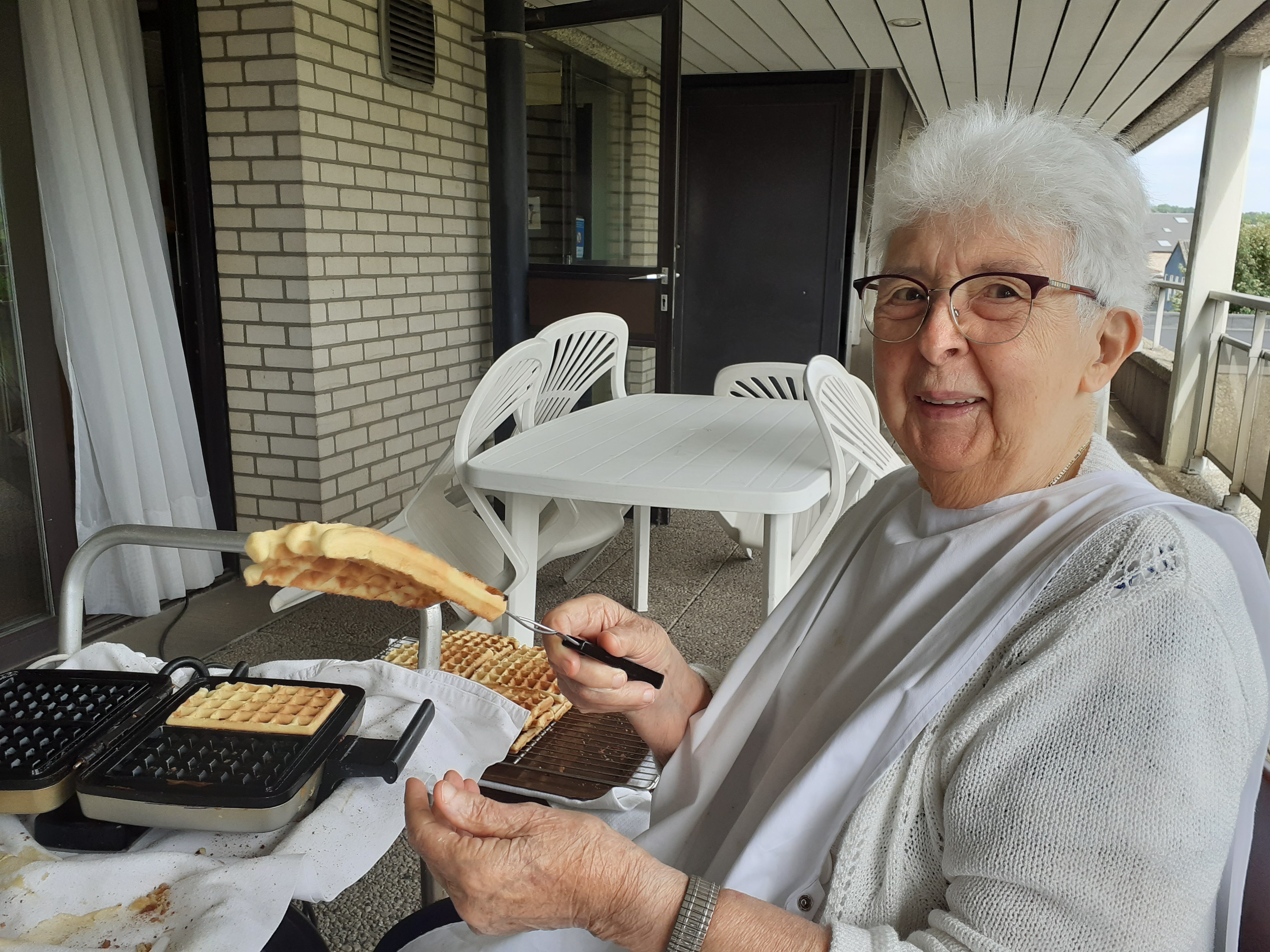 Personne âgée qui fait des gauffres
