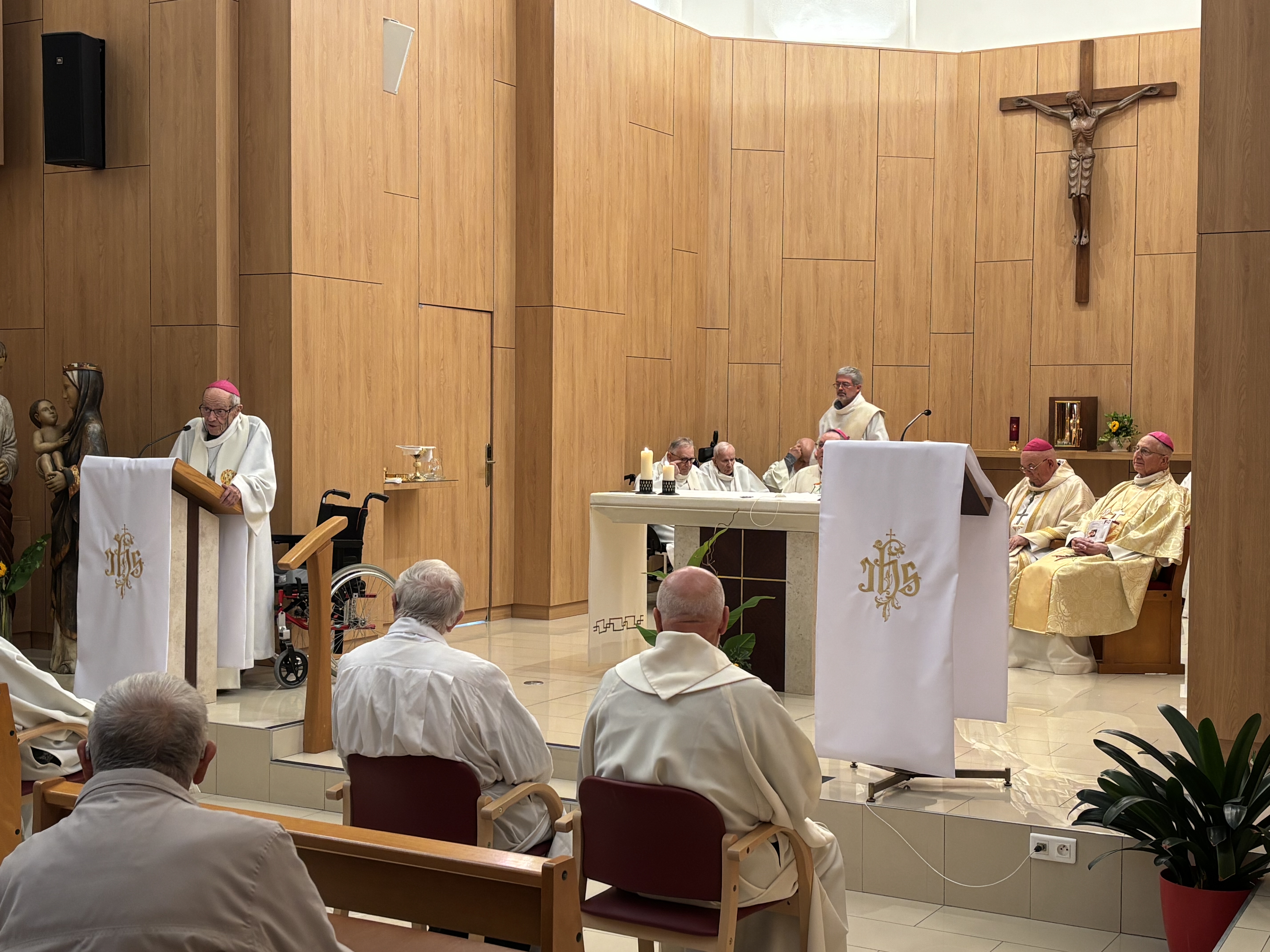 Messe avec beaucoup de prêtres et évêques