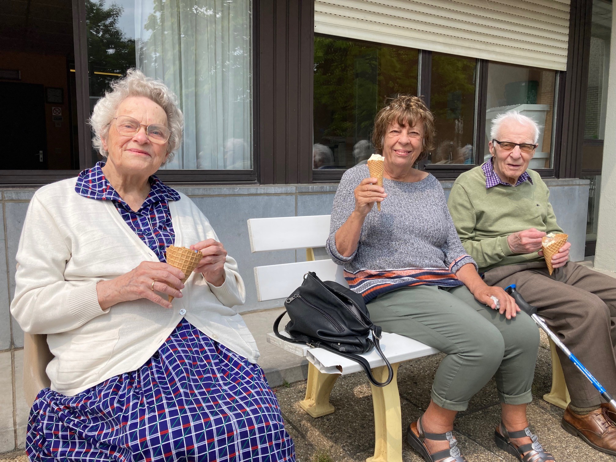 Personnes âgées qui mangent une glace