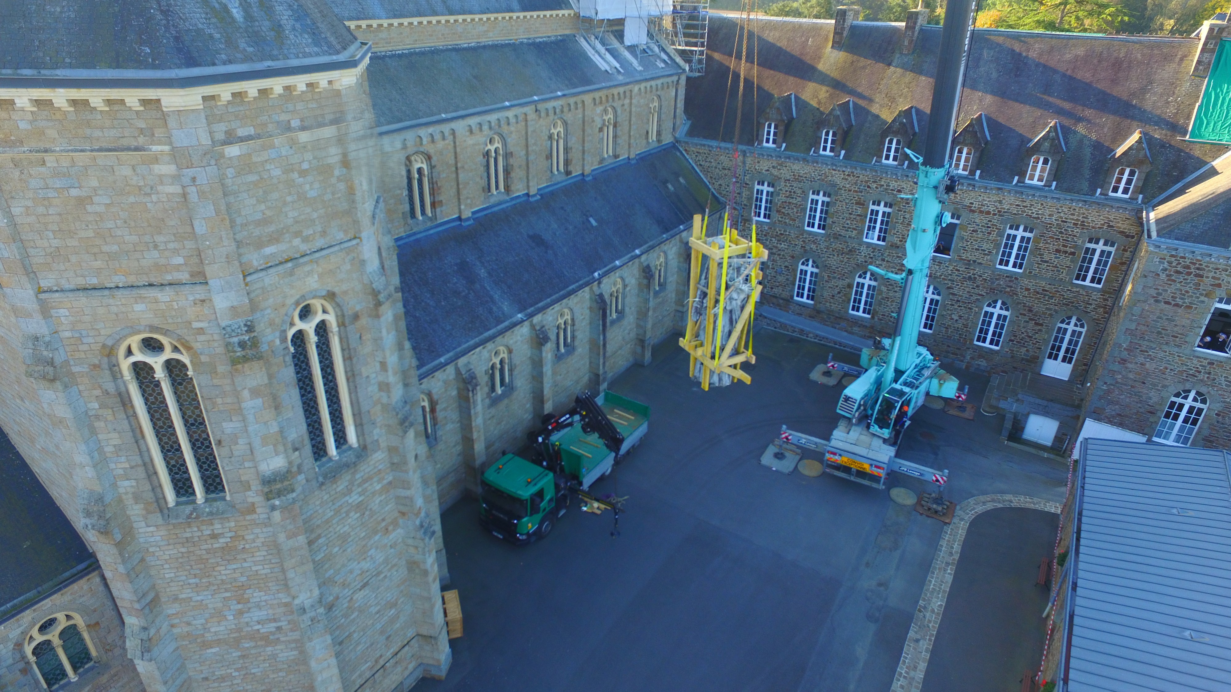 Grande statue de Saint Joseph qui descend d'un échafaudage avec une grue