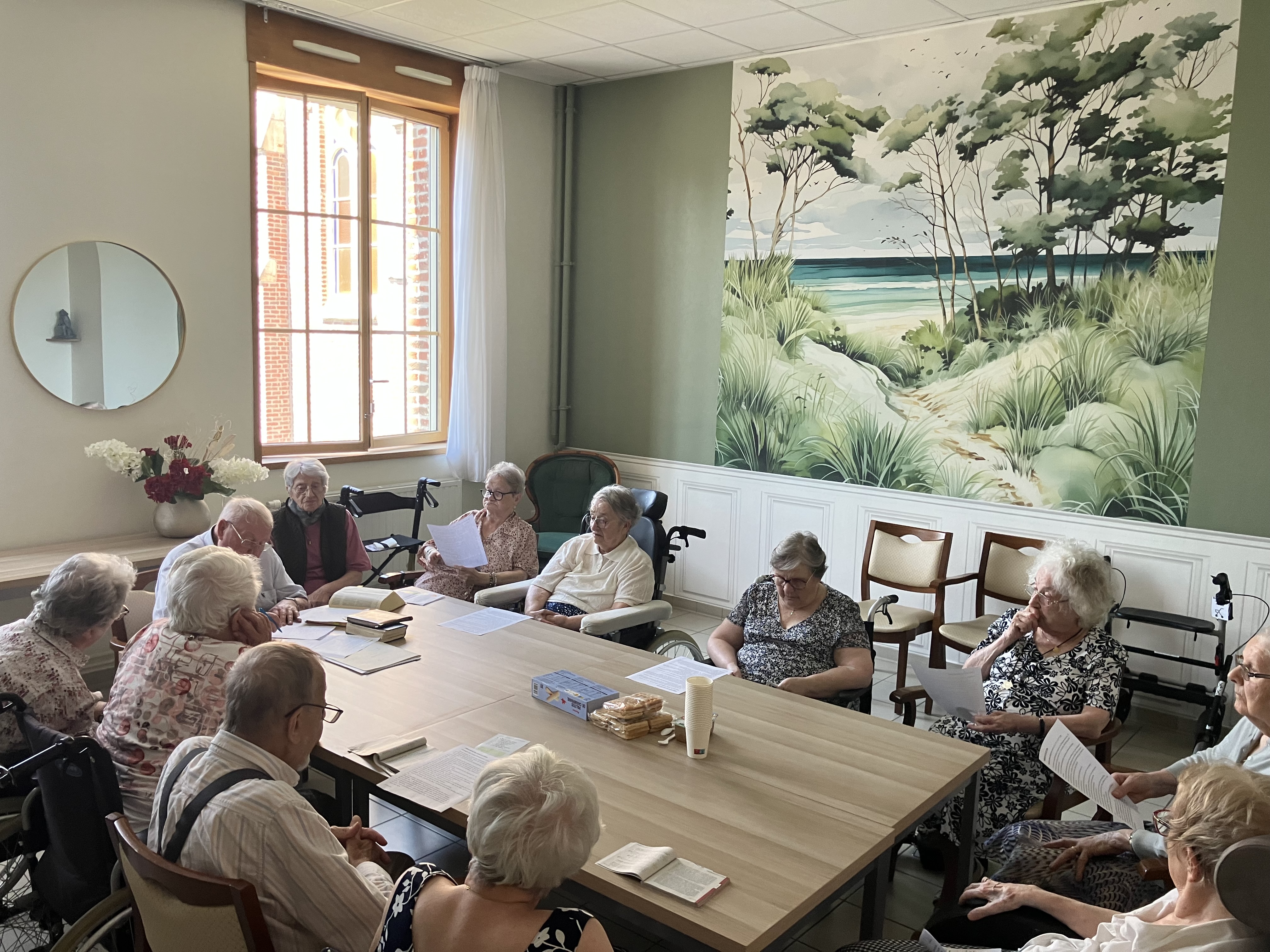 Personnes âgées autour d'une table qui discutent