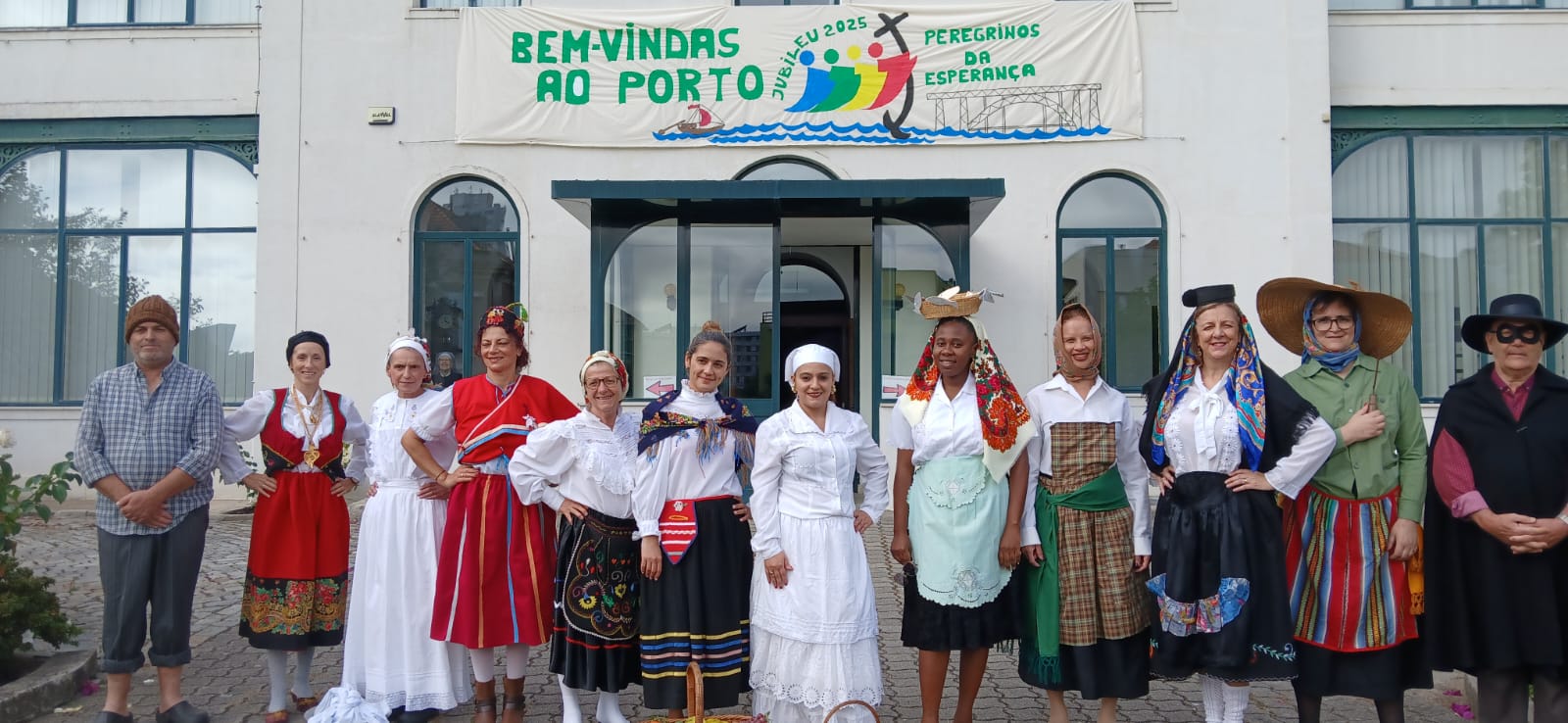 Personne déguisées en costumes traditionnels portuguais