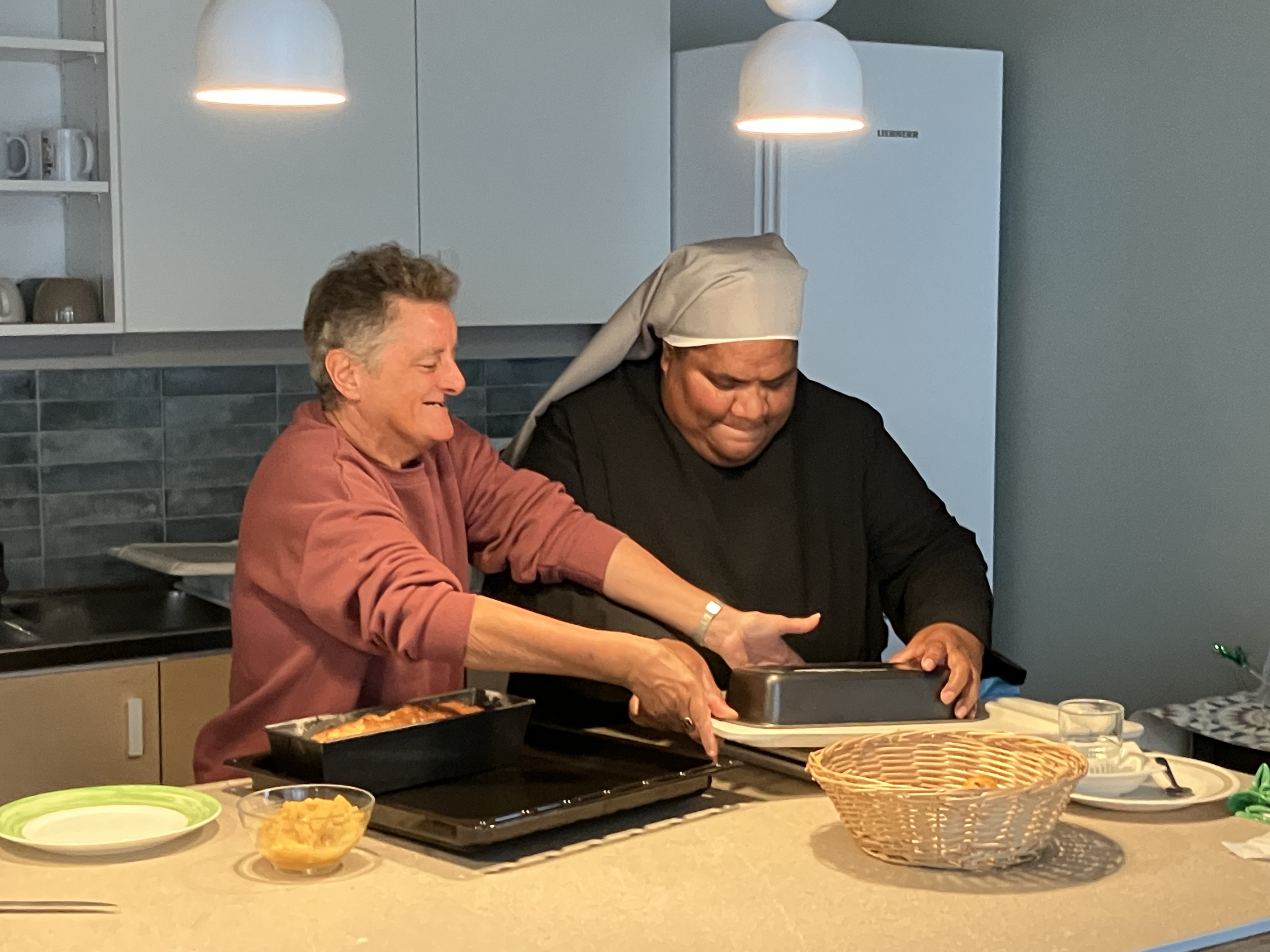 Personne âgée et petite sœur qui cuisinent