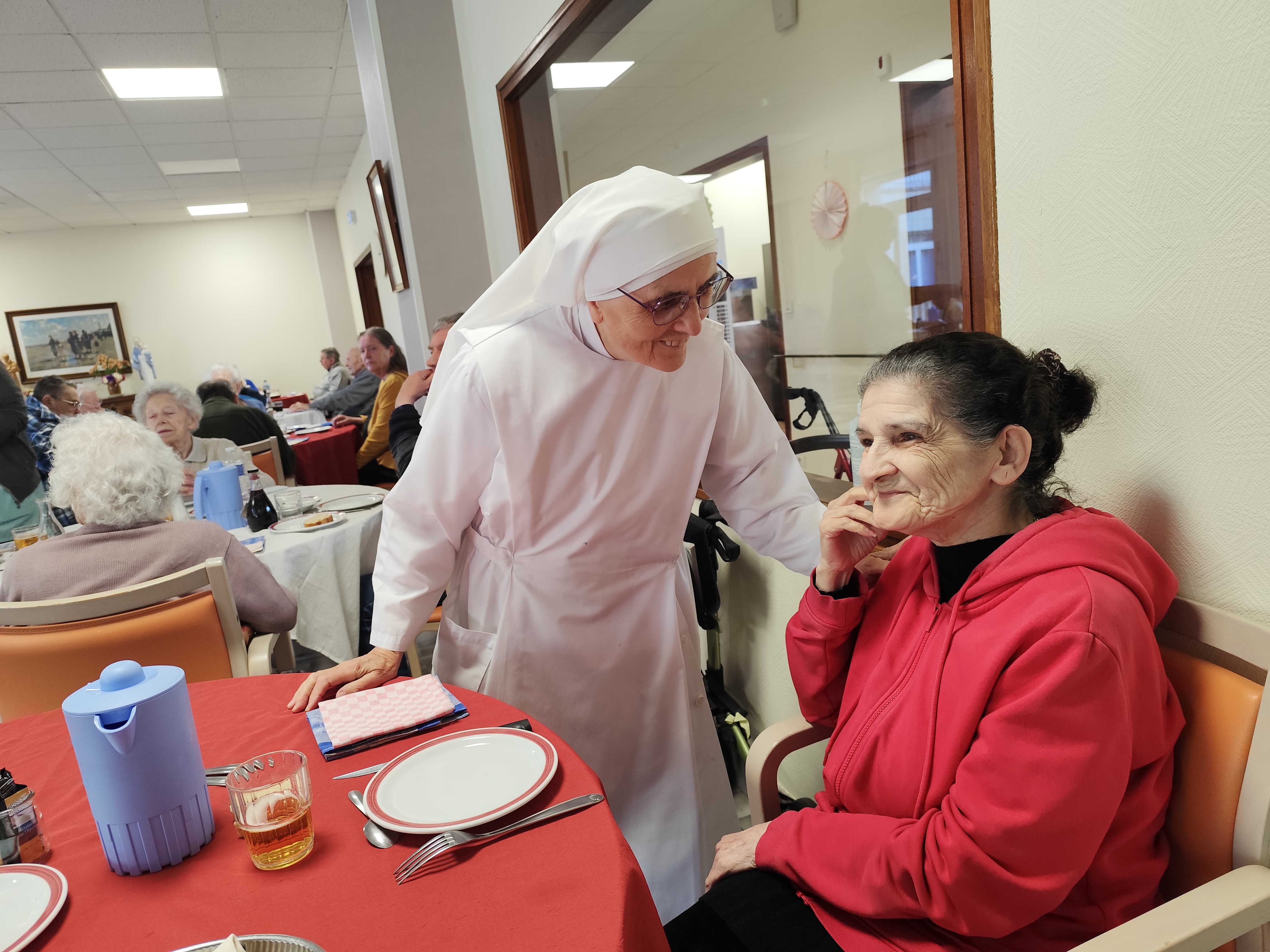 Personne âgée et petite sœur qui discutent