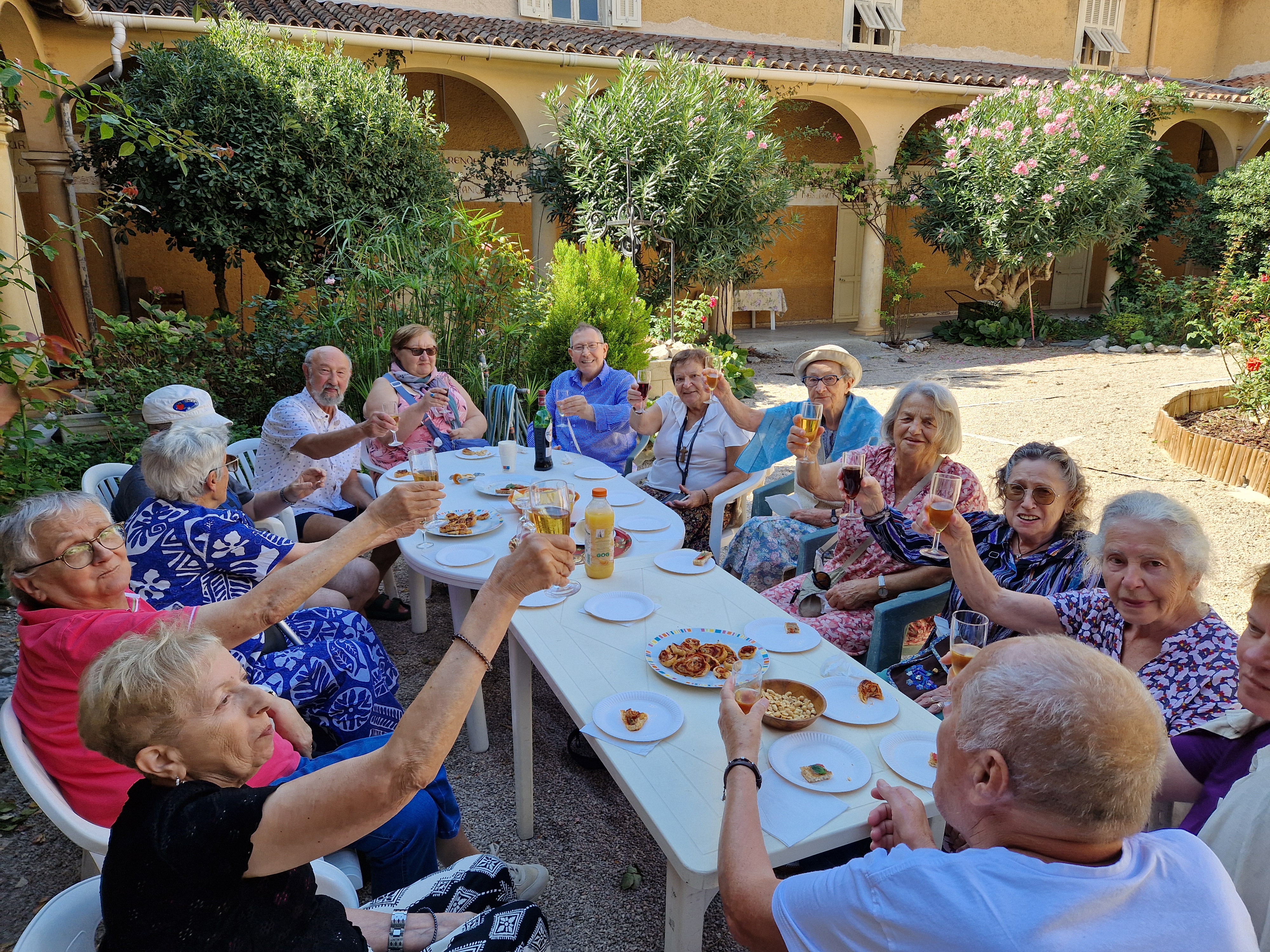 Personnes âgées qui mangent dehors