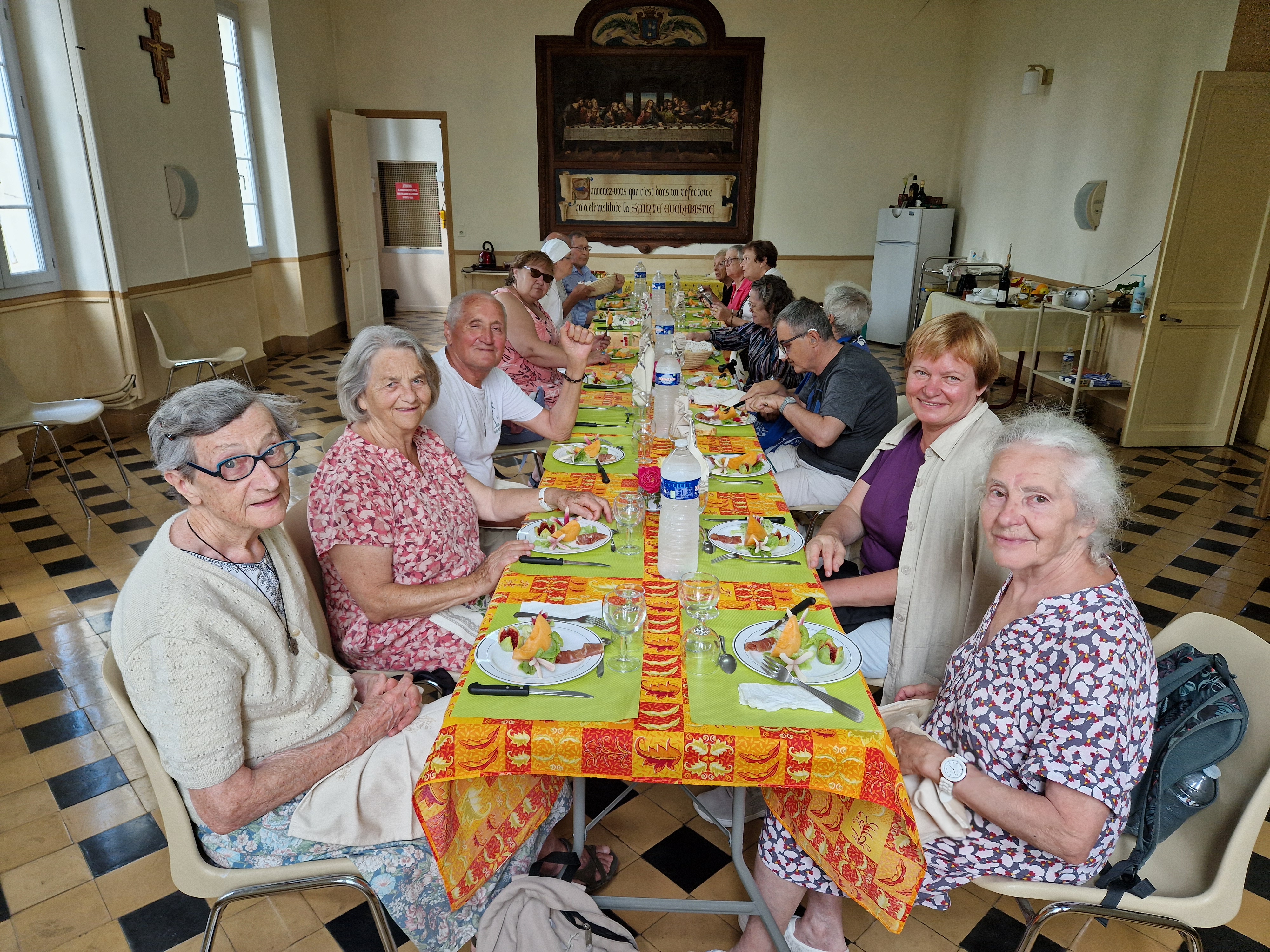 Personnes âgées à table