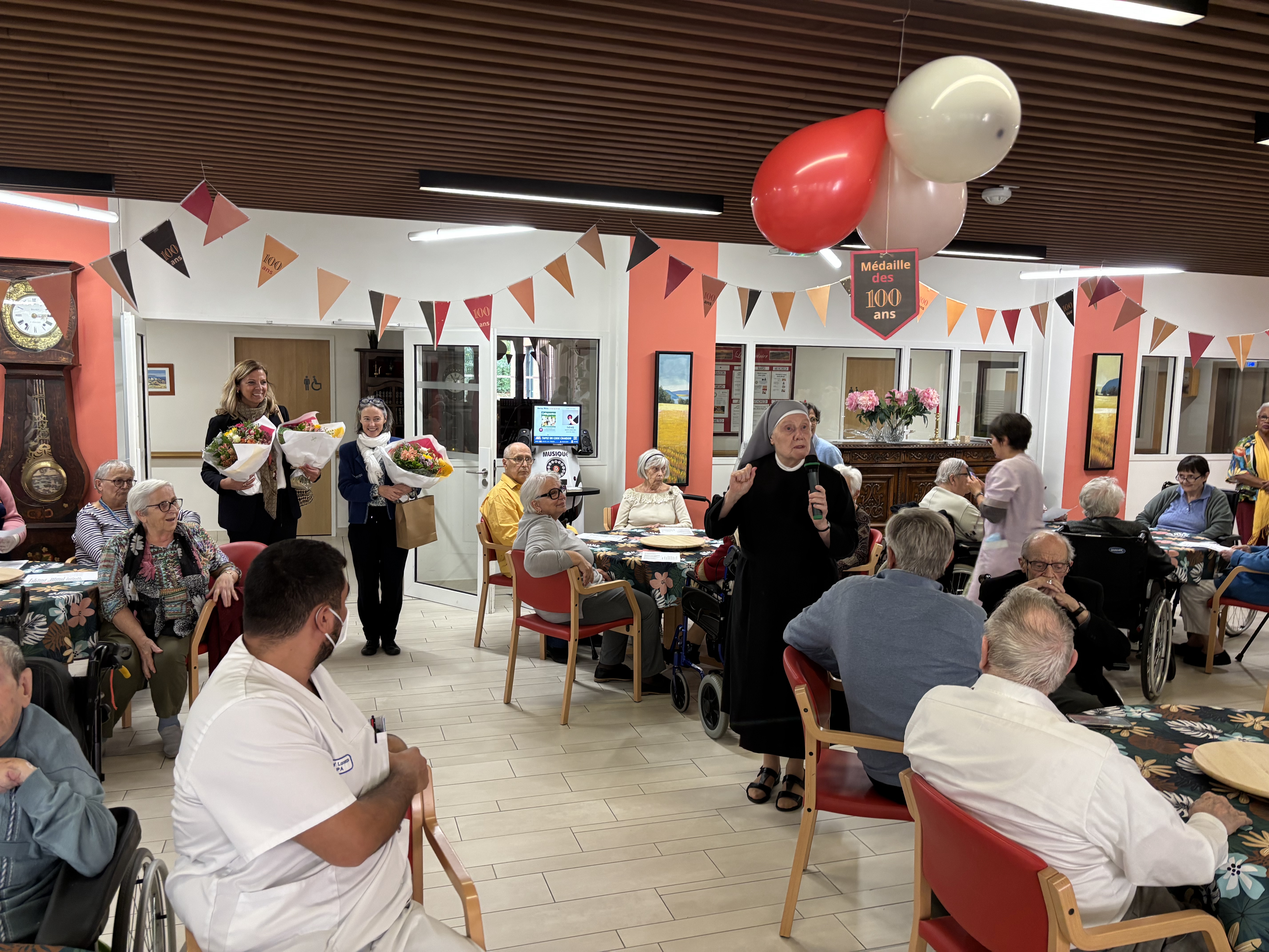 Grande fête d'anniversaire dans un ehpad