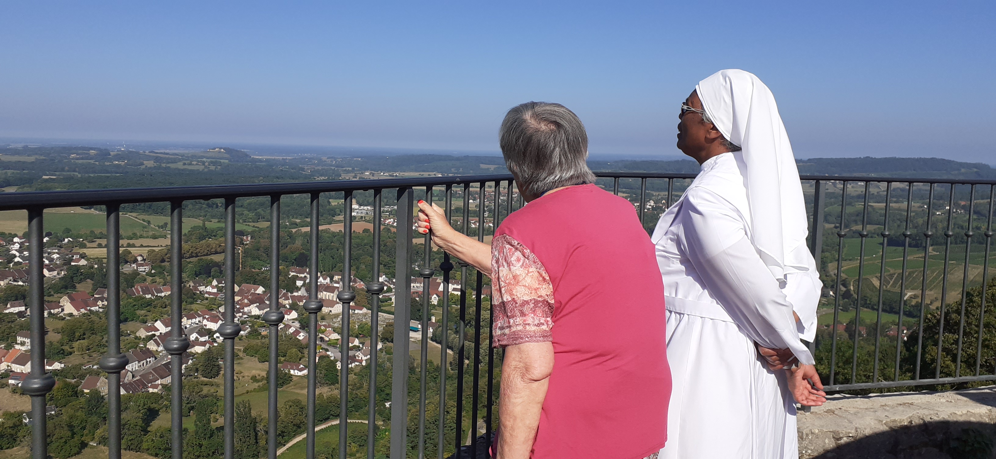 Personne âgée et petite sœur qui regardent l'horizon