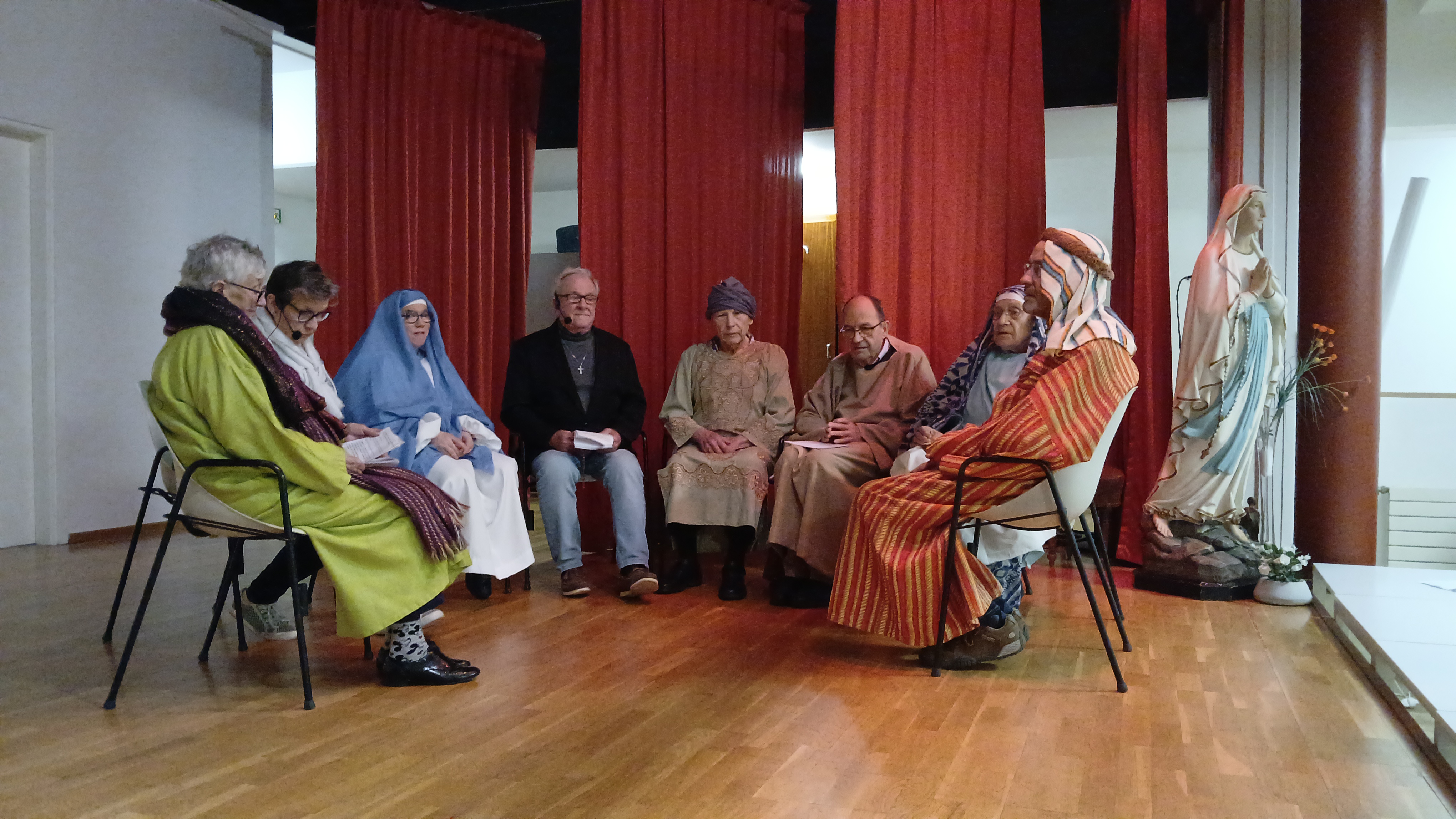 Personnes âgées déguisées en personnage de la bible