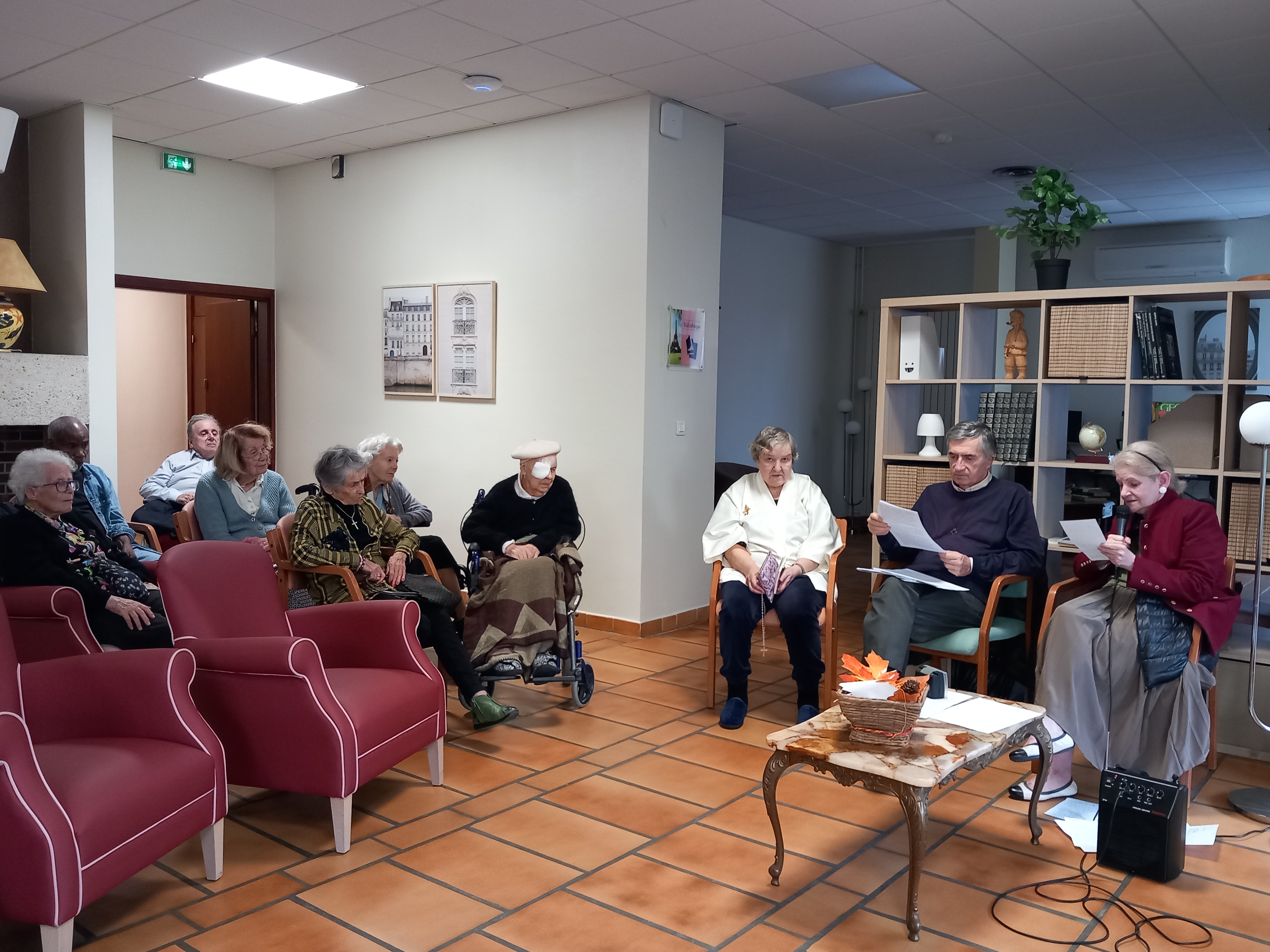 Personnes âgées qui écoutent une conférence