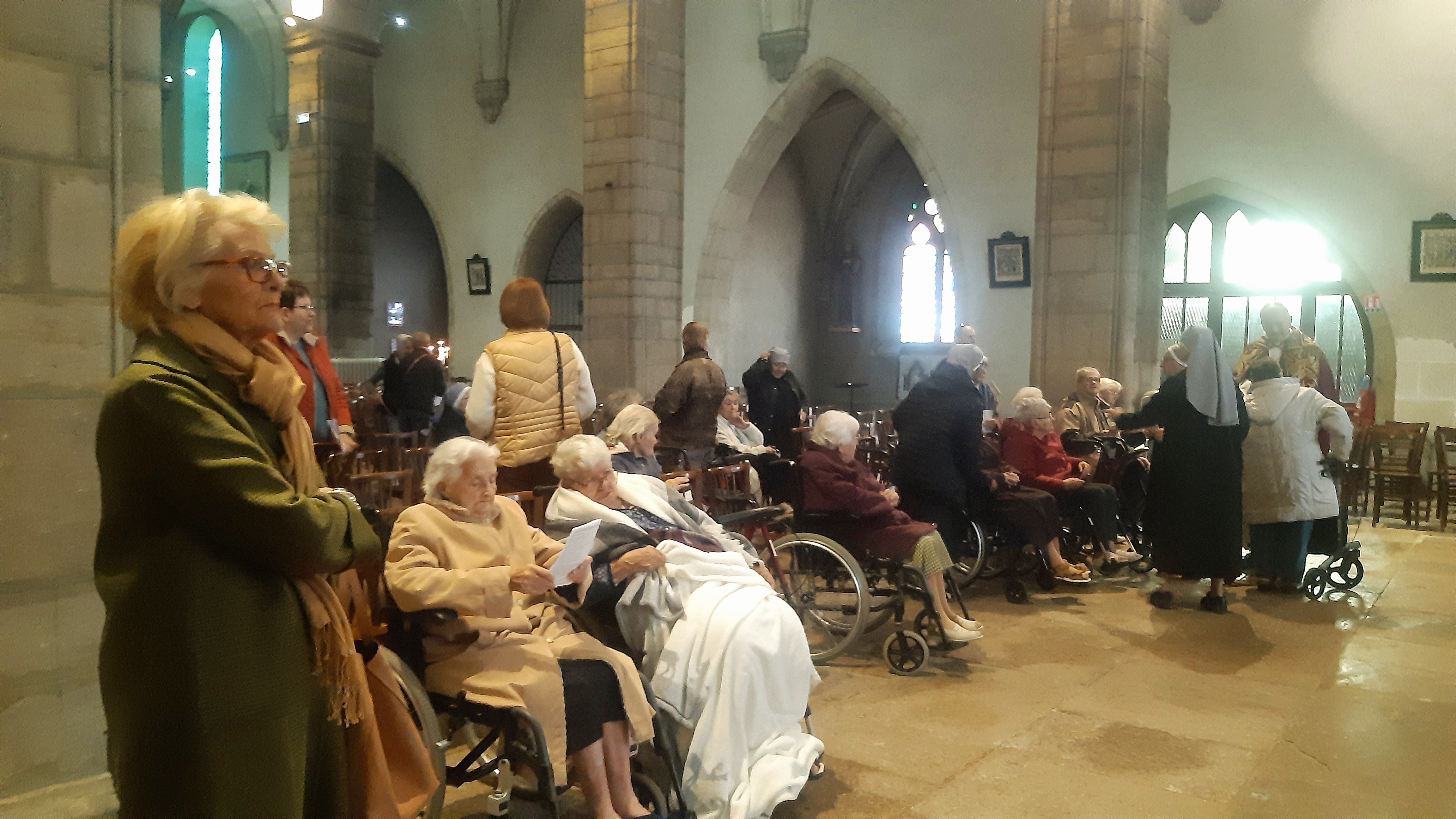 Personnes âgées dans une église à la messe