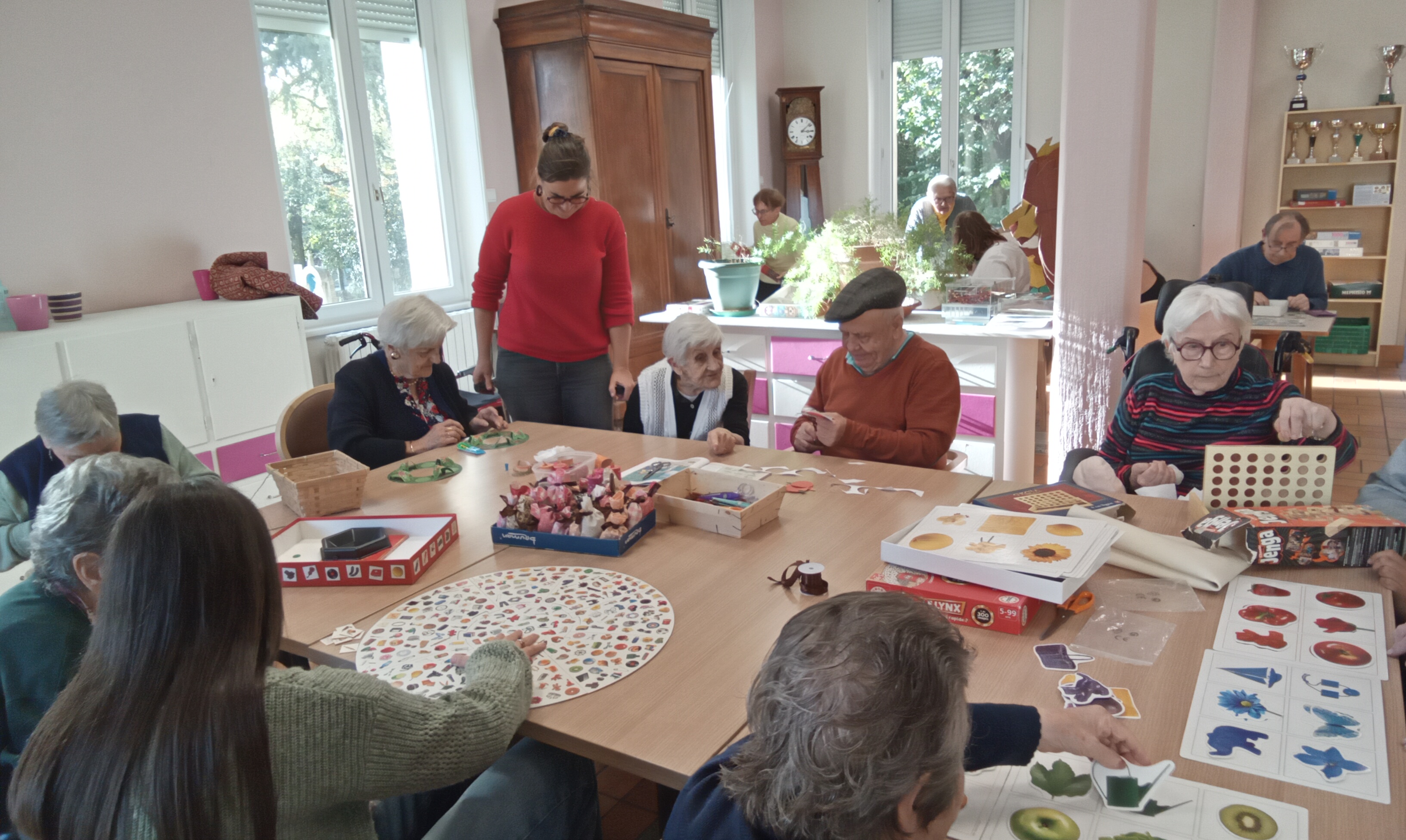 Personnes âgées qui font un jeu de société