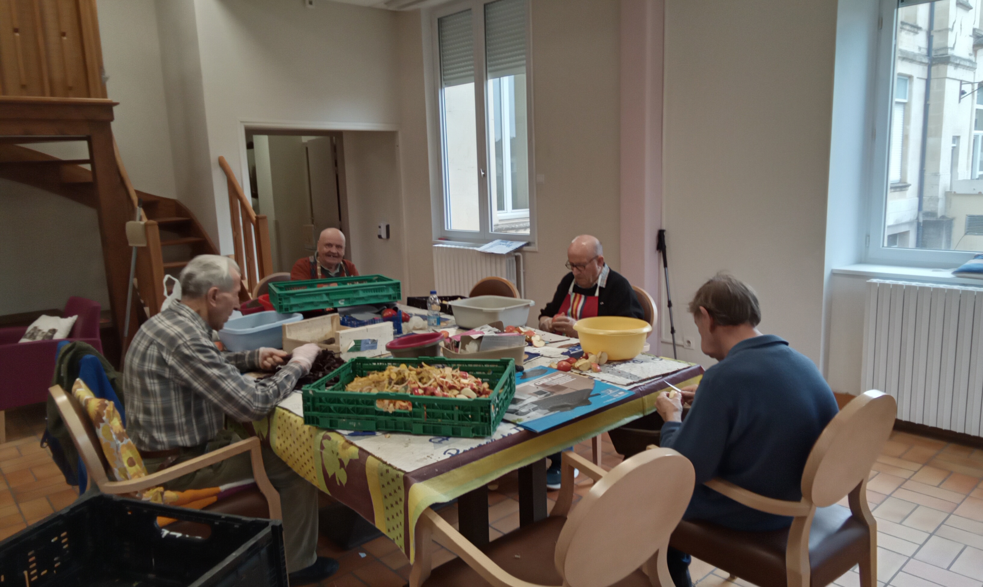 Personnes âgées qui épluchent des légumes