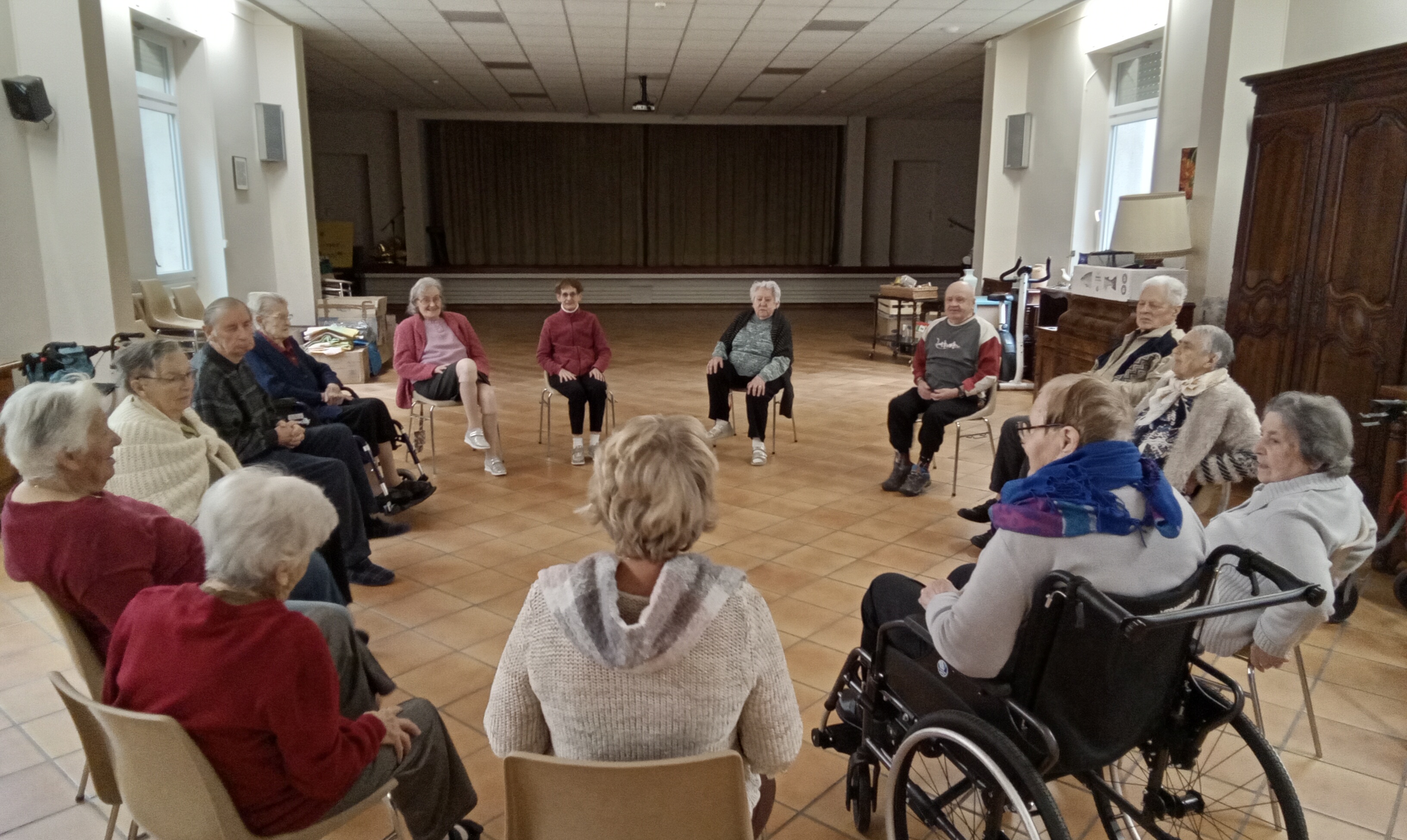 Personnes âgées dans une grande salle