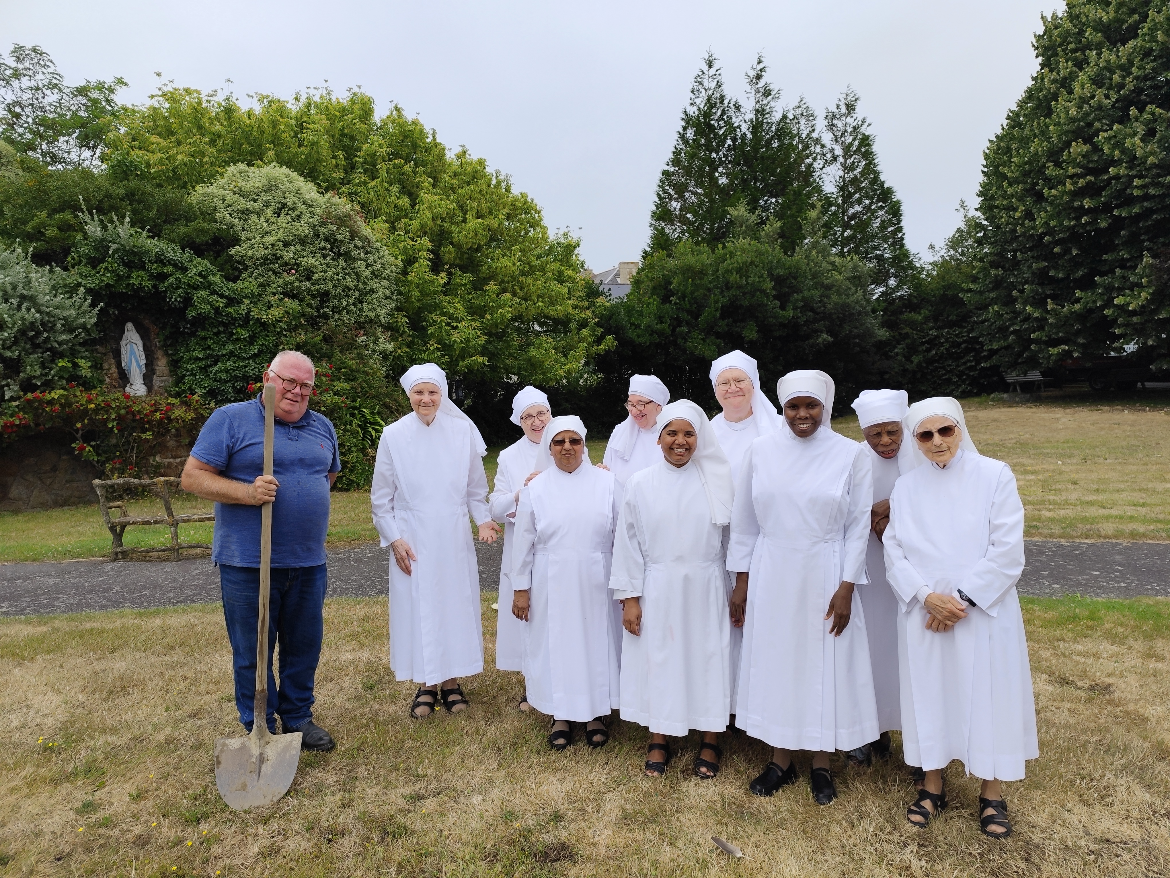 Petites soeurs qui plantent un arbre