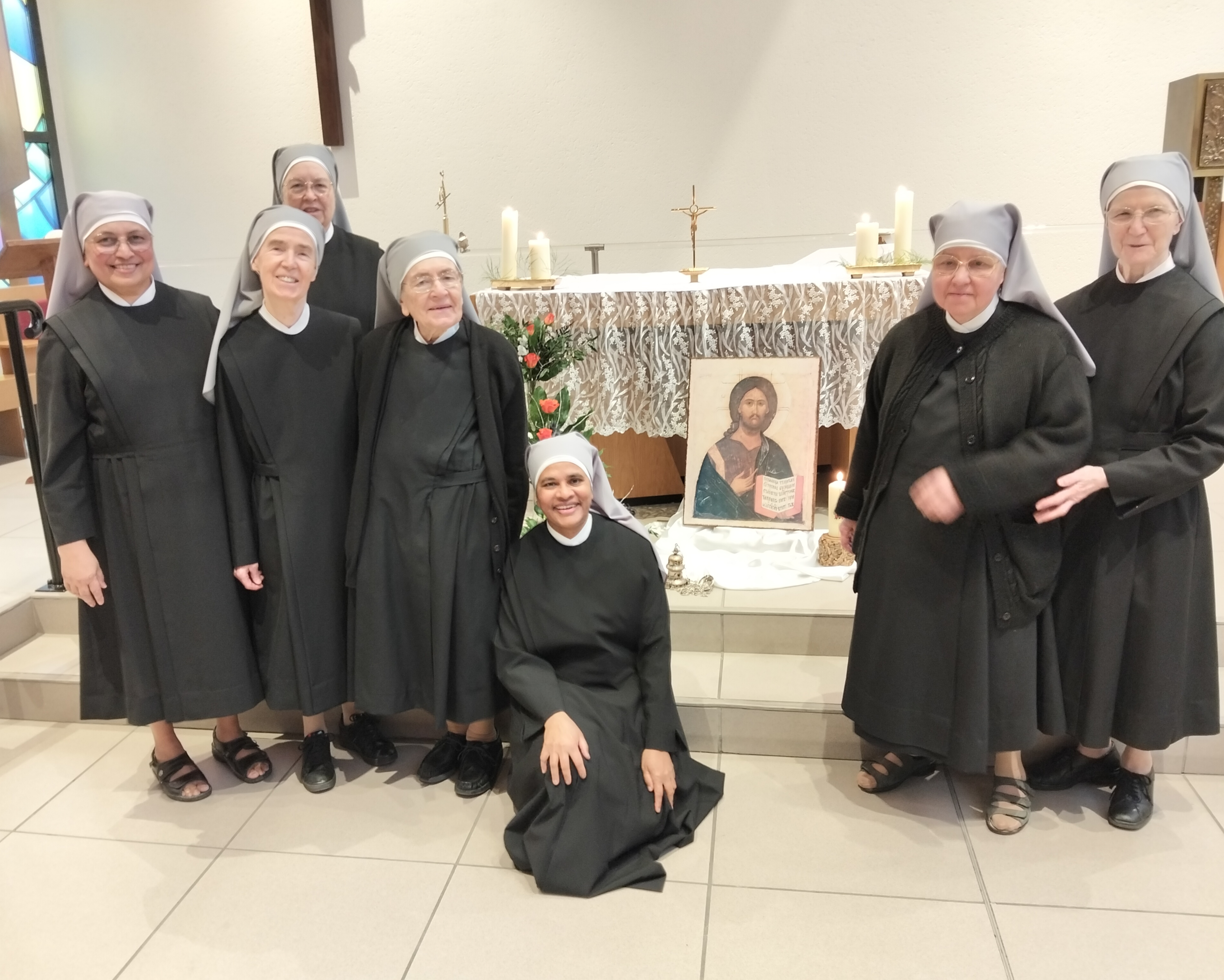 Petites soeurs devant un autel 