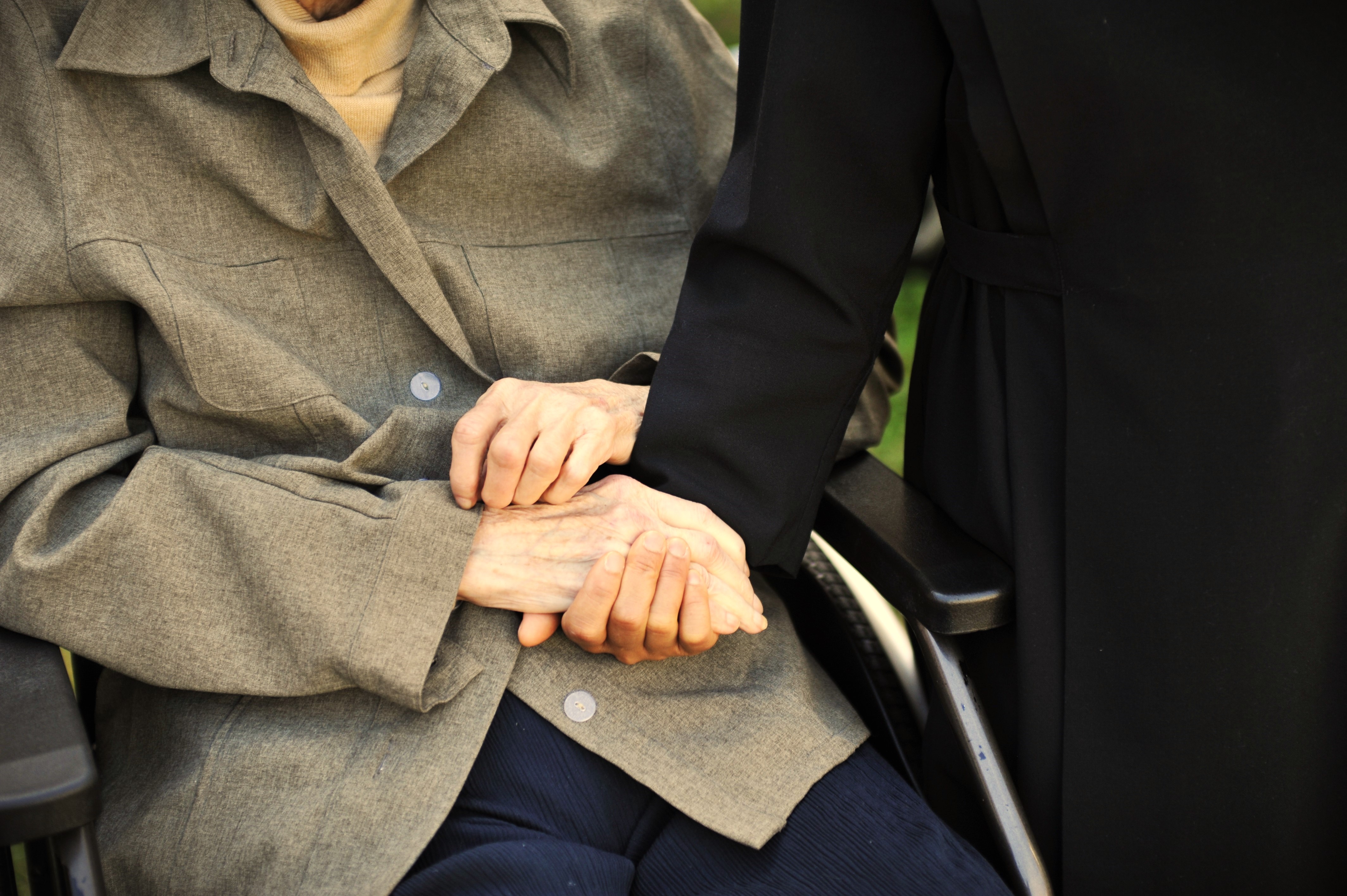 Personne âgée qui tient la main d'une petite soeur