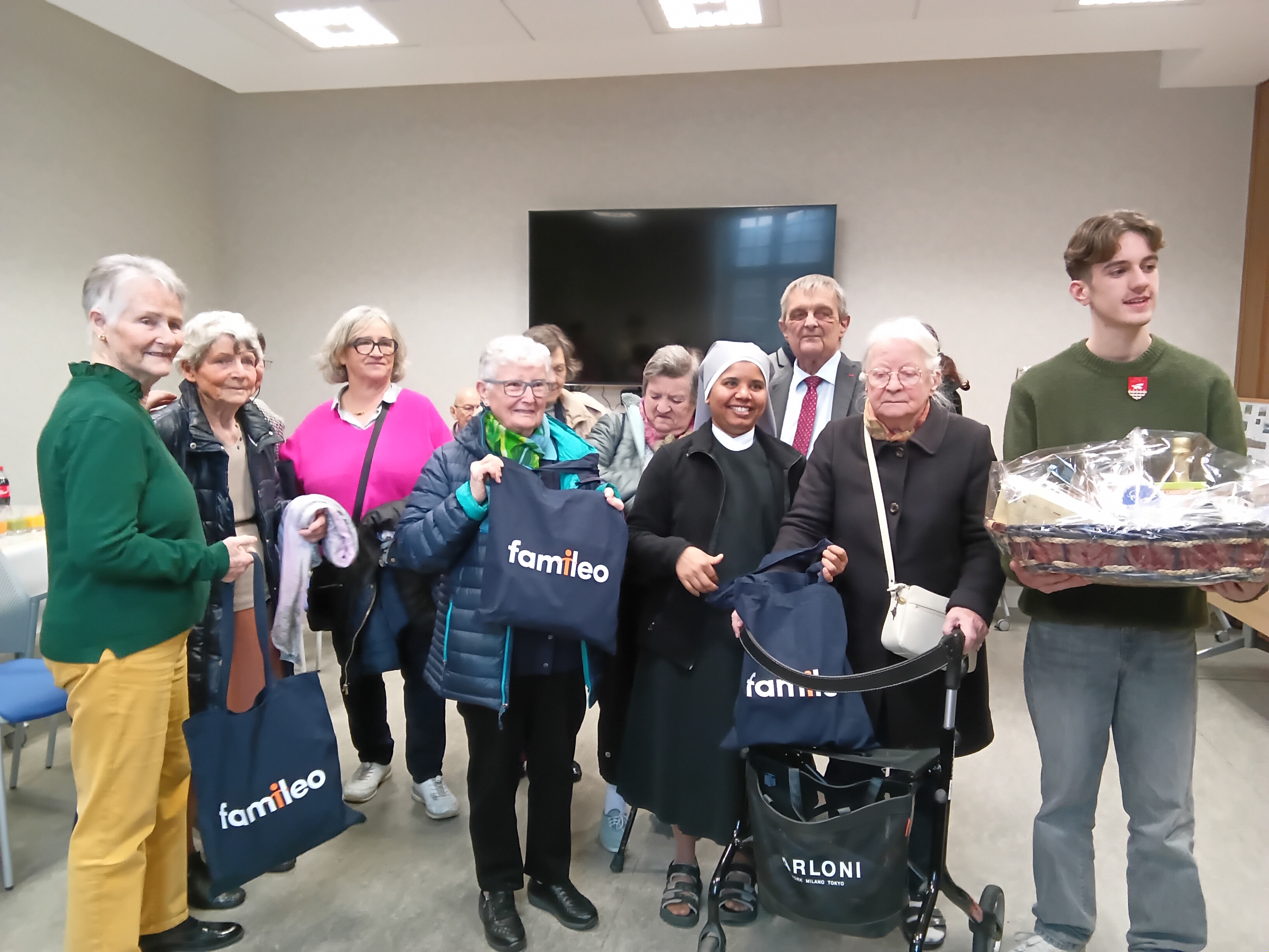 Personnes âgées et petites soeurs a un concours de dessin