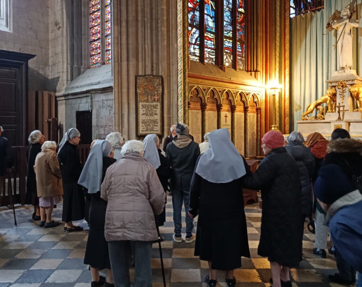 Personnes âgées et petites sœurs dans une église