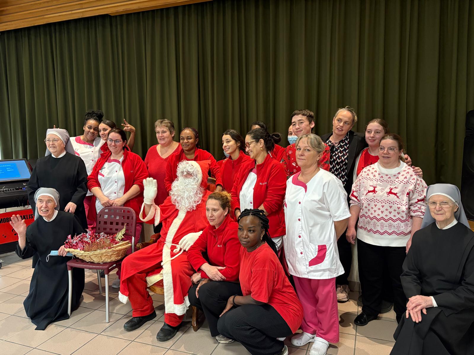 Salariés et petites sœurs déguisés en père Noël