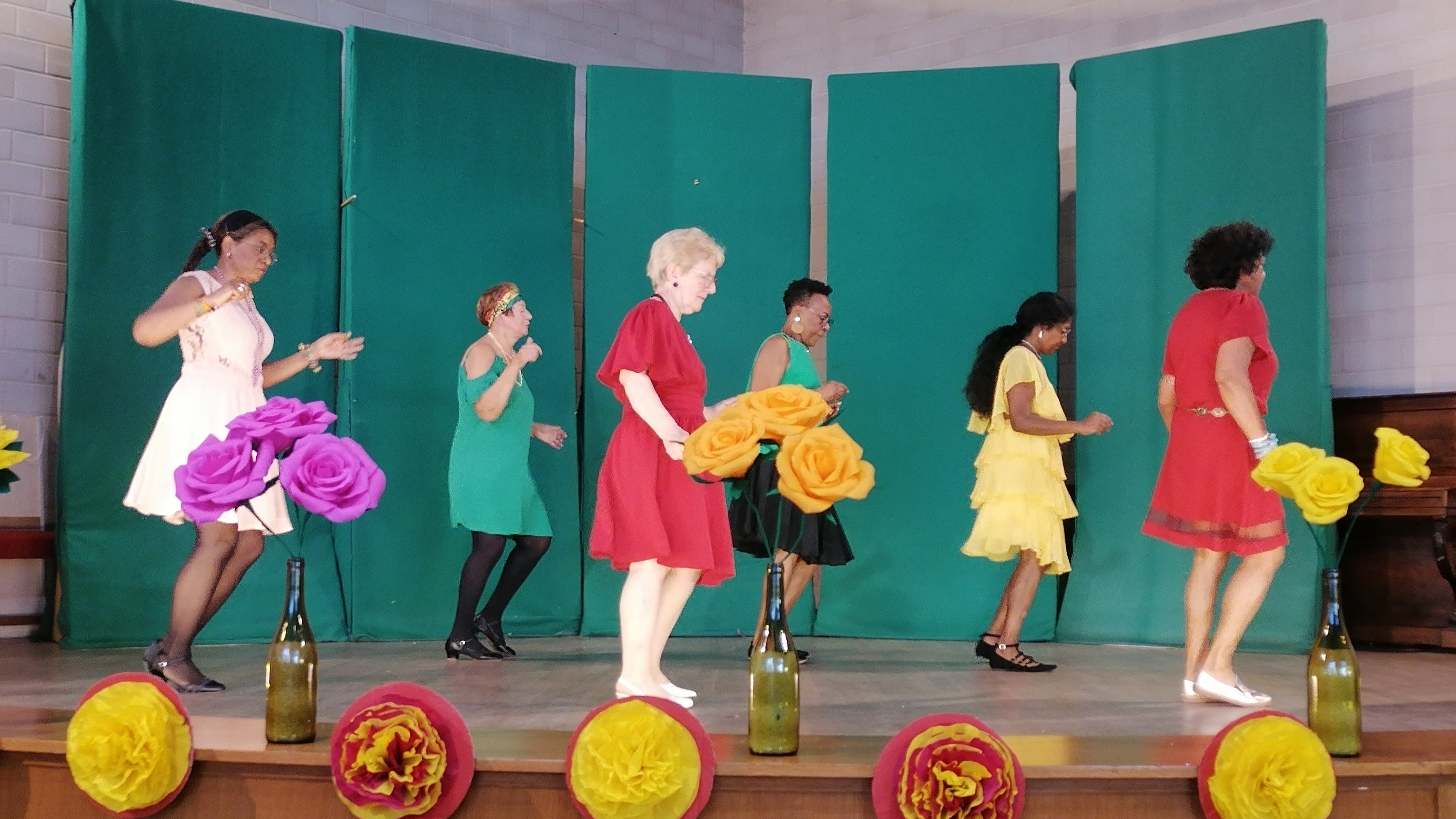 Personnes âgées qui dansent