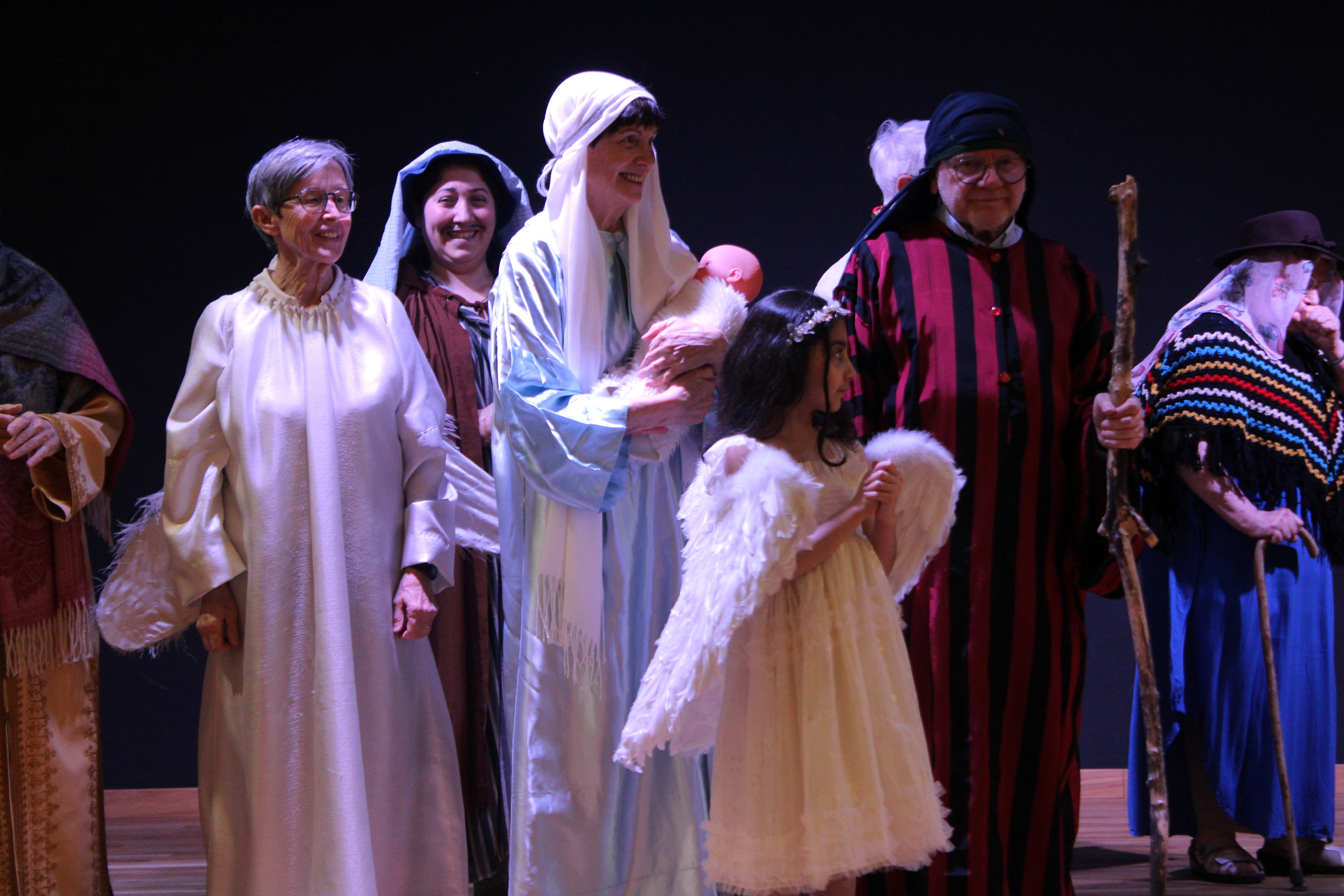 Personnes âgées qui font une crèche vivante